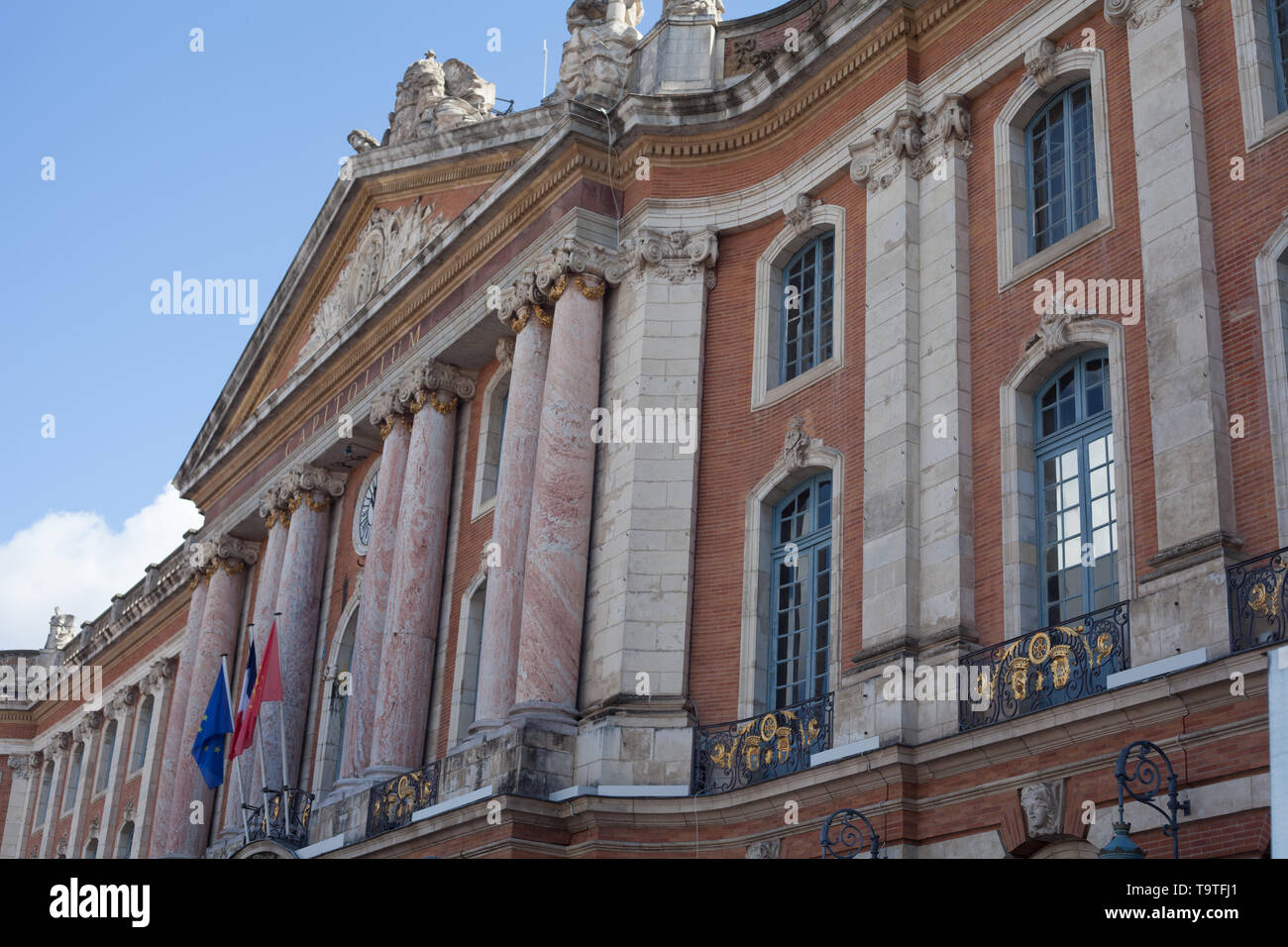 Il frontone triangolare al di sopra delle colonne.Il Capitole sede del  Municipio e il teatro costruito tra il 1750-1760, Toulouse, Haute-Garonne,  Francia Foto stock - Alamy