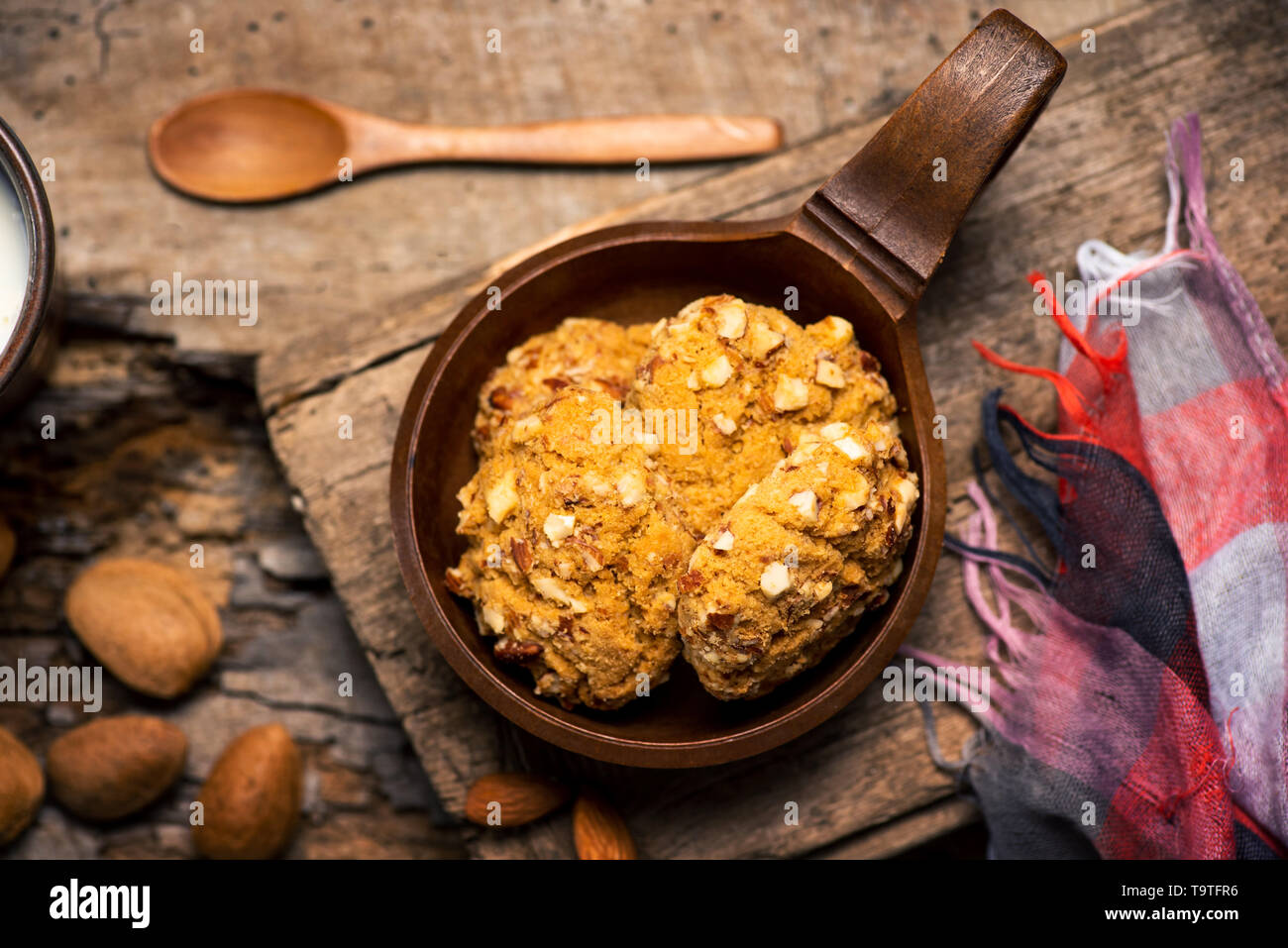 I cookie di integrale con le mandorle su un tavolo rustico close up Foto Stock