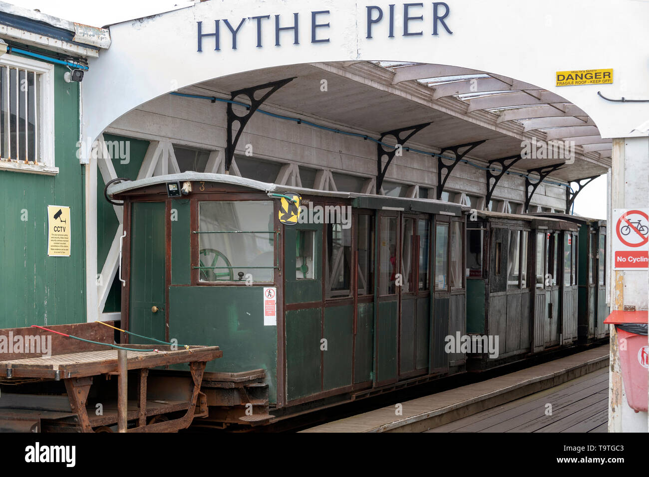Hythe, Hampshire, Regno Unito. Locomotiva elettrica con carrozze passeggeri al pierhead di Hythe Pier. Il trasferimento dei passeggeri di un traghetto a Southampton Foto Stock