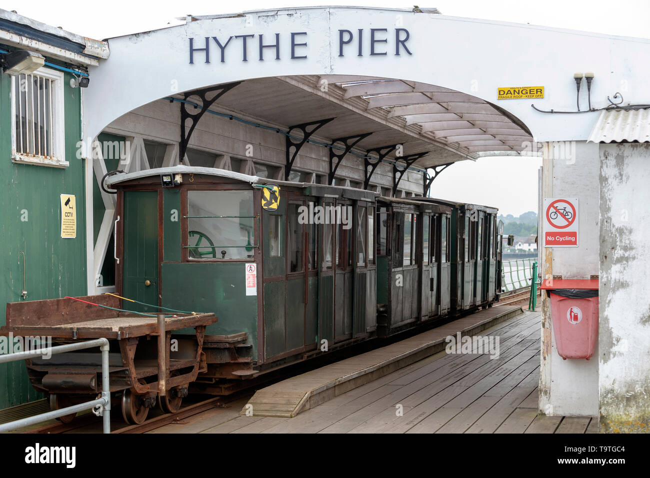 Hythe, Hampshire, Regno Unito. Locomotiva elettrica con carrozze passeggeri al pierhead di Hythe Pier. Il trasferimento dei passeggeri di un traghetto a Southampton Foto Stock