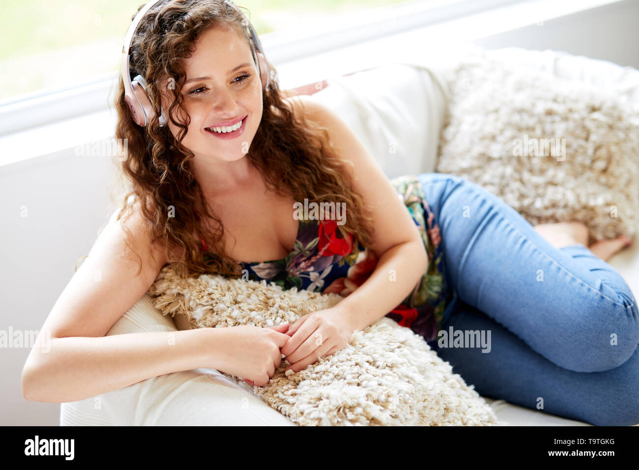 Ragazza rilassarsi ascoltando le cuffie Foto Stock