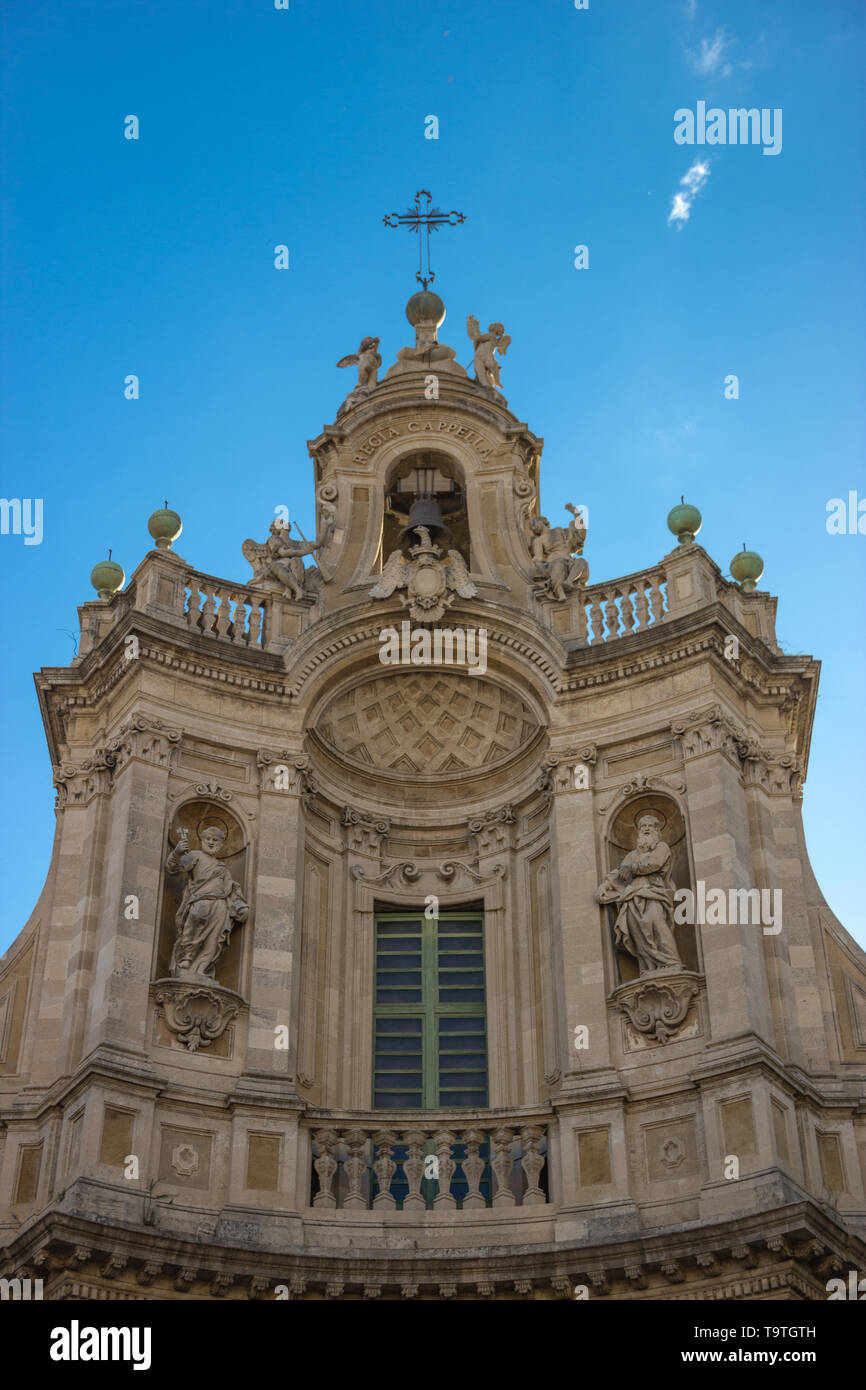 Catania esempio di barocco nel tetto della basilica Collegita, decorazioni  storiche nel cielo blu Foto stock - Alamy