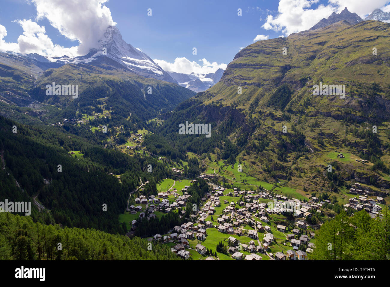Bellissimo villaggio di Zermatt in Svizzera con il Cervino sullo sfondo Foto Stock