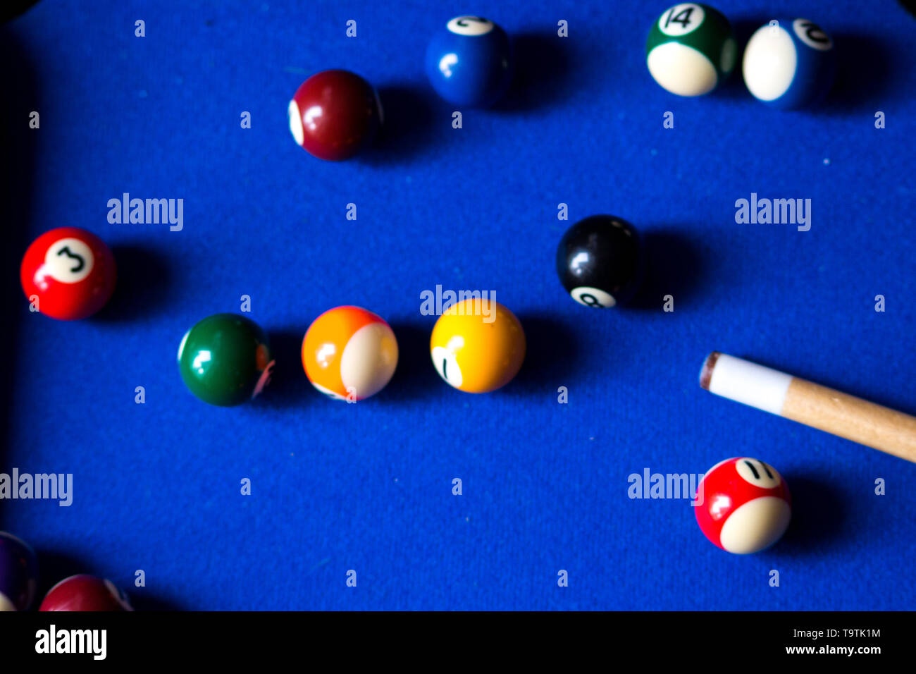 Piscina palle da biliardo sul tavolo blu sport gioco impostato. Biliardo, Piscina gioco Foto Stock