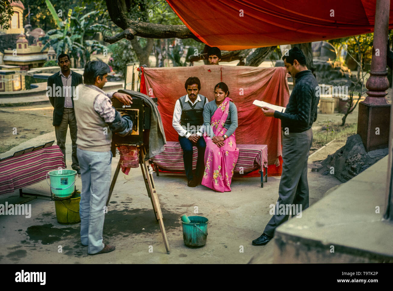 Giovane sposa in posa per la foto souvenir. Fotografia analogica Foto Stock