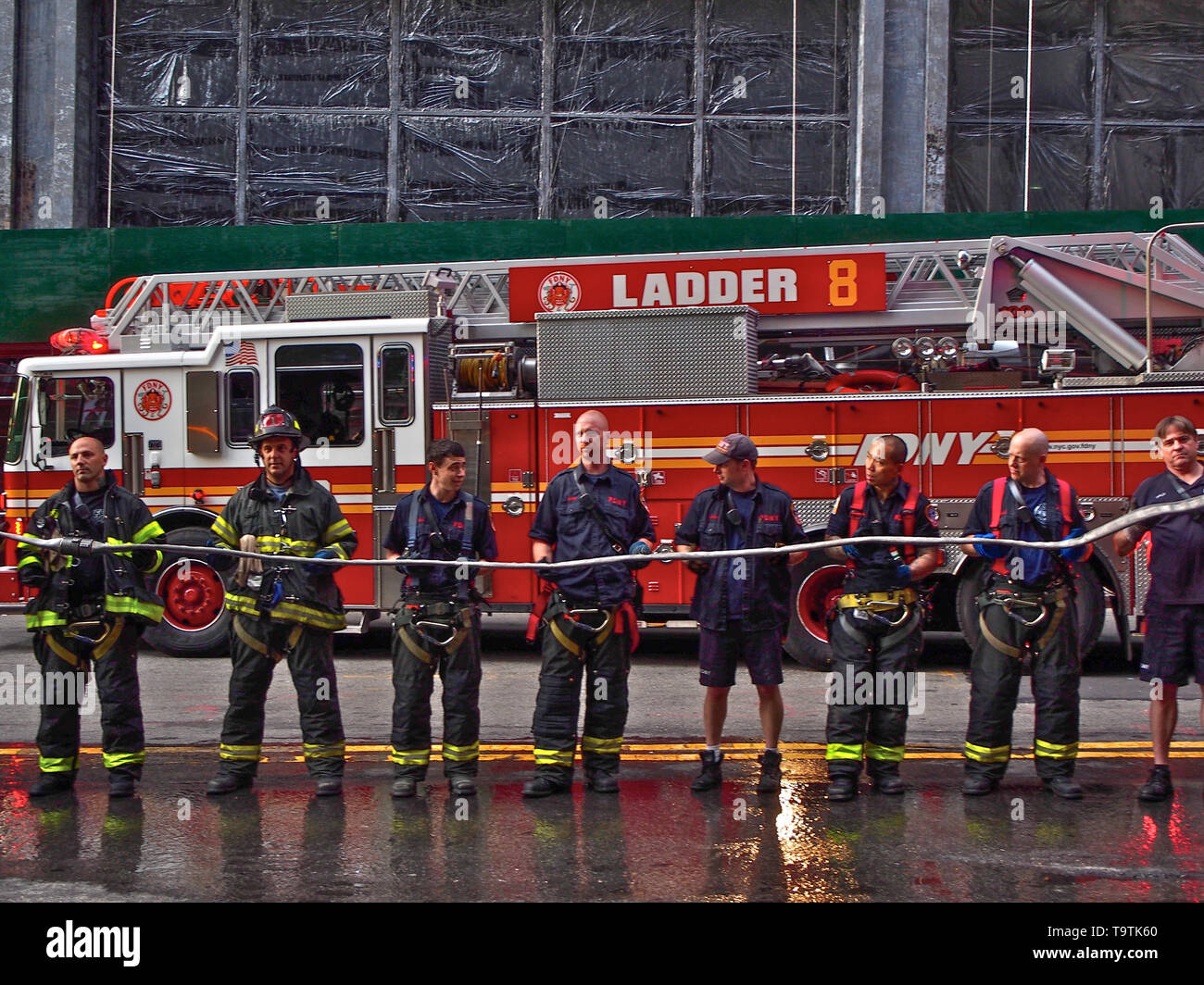 New York - Stati Uniti, 25 maggio 2015 - New York i vigili del fuoco di funzionare durante una situazione di emergenza a Manhattan Foto Stock