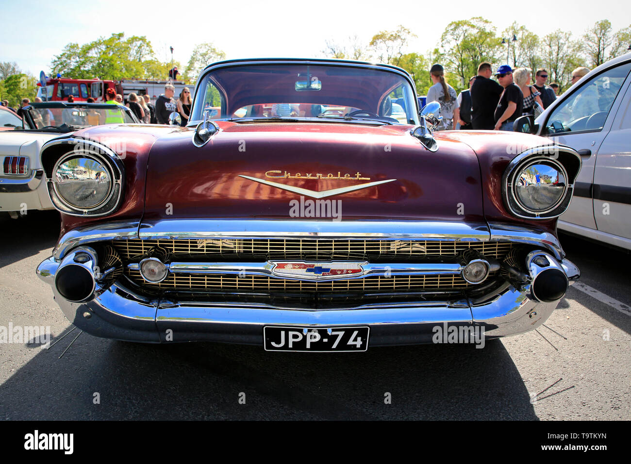 Salo, Finlandia. Maggio 18, 2019. Classic 50s red Chevrolet visto di fronte, parcheggiata da Salo piazza del mercato per la raccolta di Salon Maisema Cruising 2019. Foto Stock