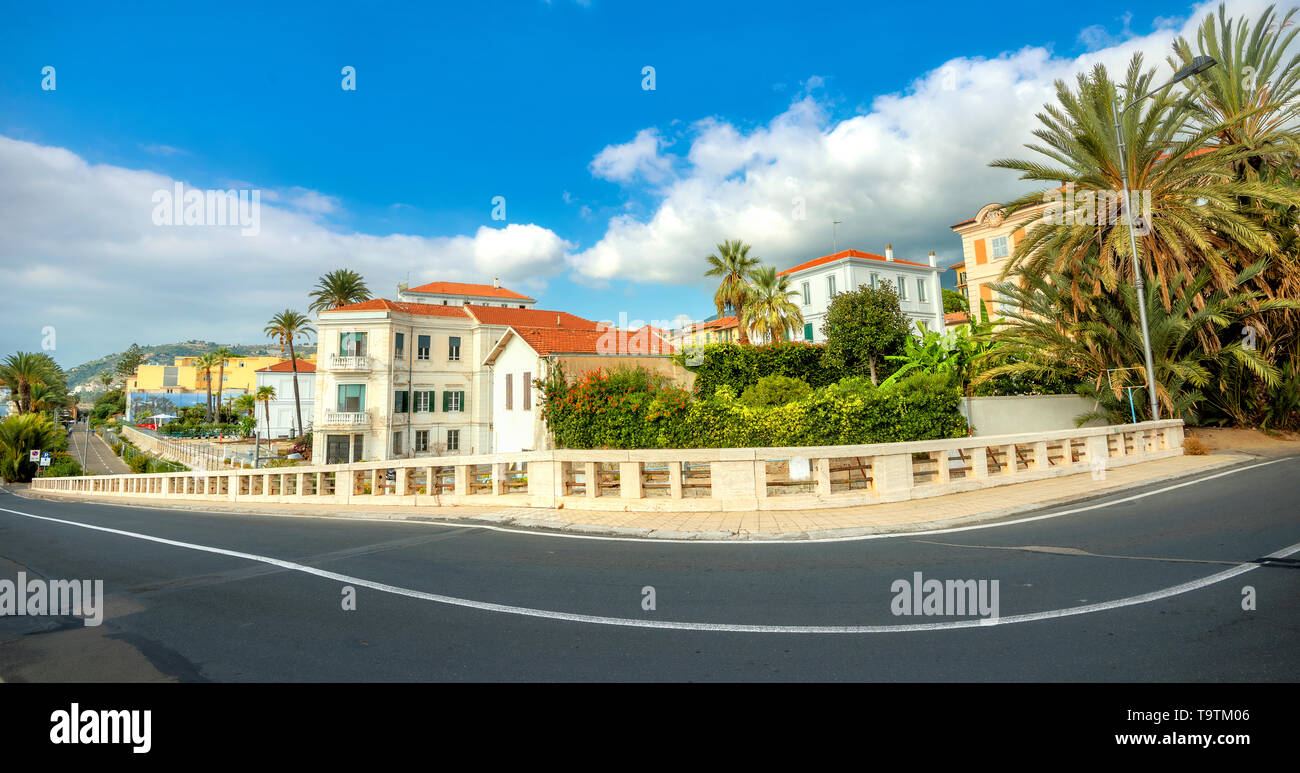Paesaggio con la strada costiera in resort località San Remo. Italia Foto Stock