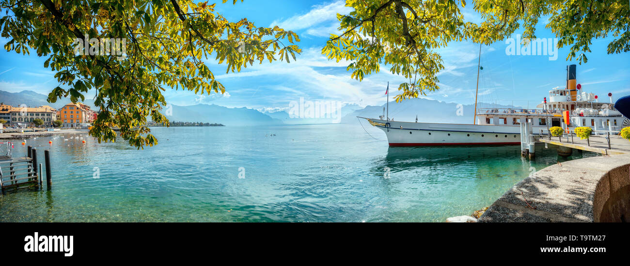 Vista panoramica del Lago di Ginevra con touristic old ferry nella città di Vevey. Canton Vaud, Svizzera Foto Stock