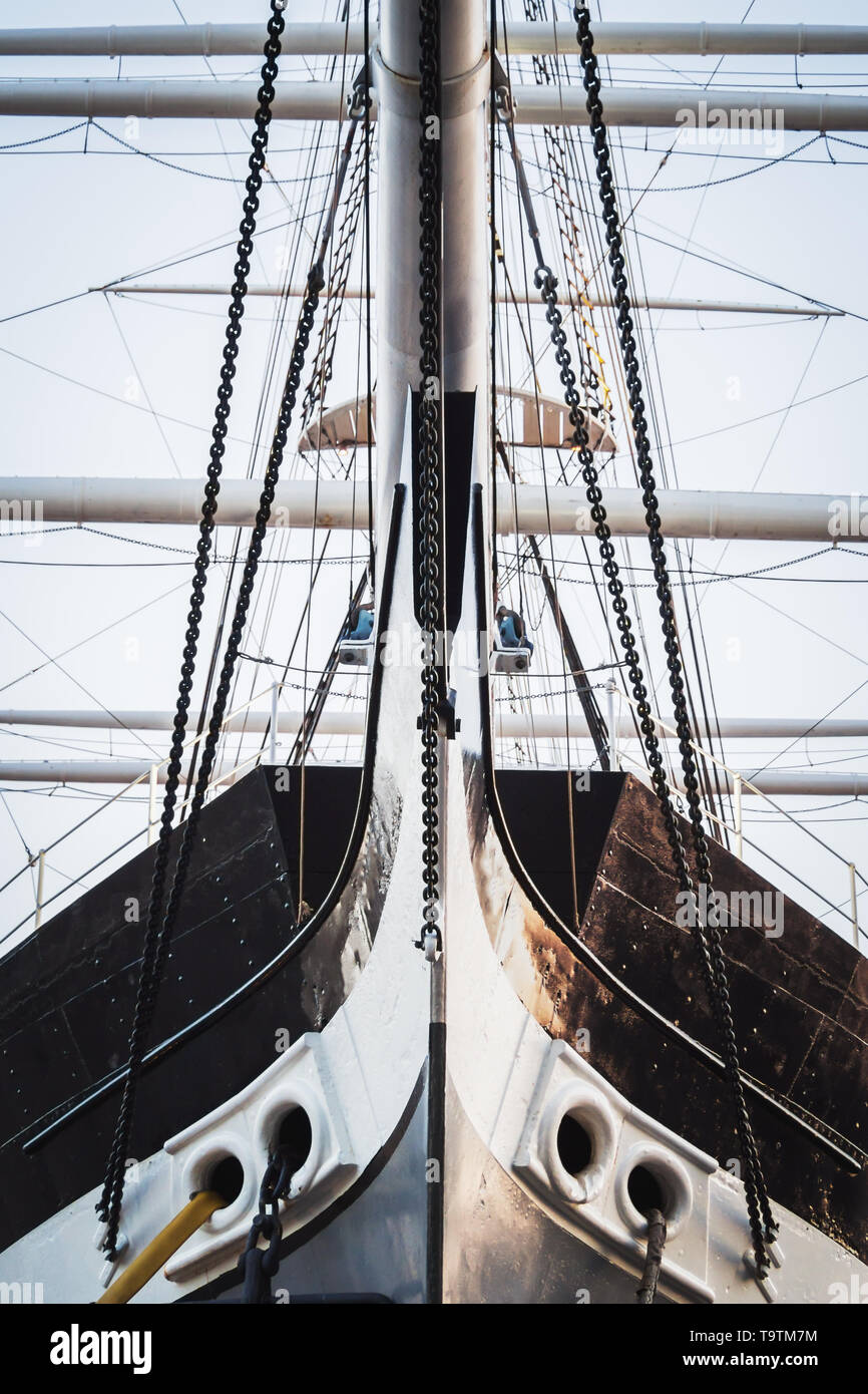 Dettaglio della prua di una storica nave a vela con scafo in ferro Foto Stock
