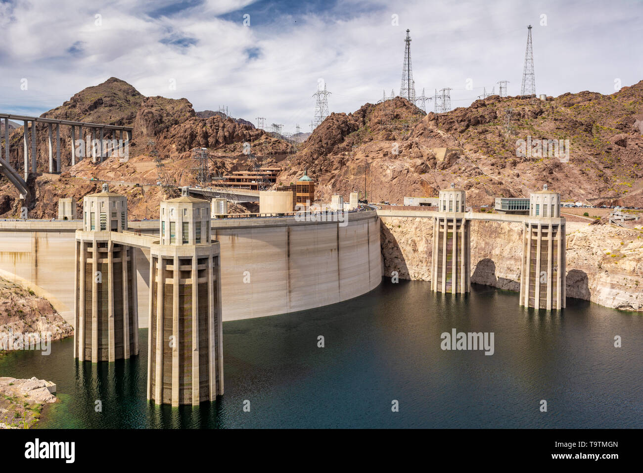 Torri di aspirazione alla Diga di Hoover tra Arizona e Nevada, STATI UNITI D'AMERICA Foto Stock