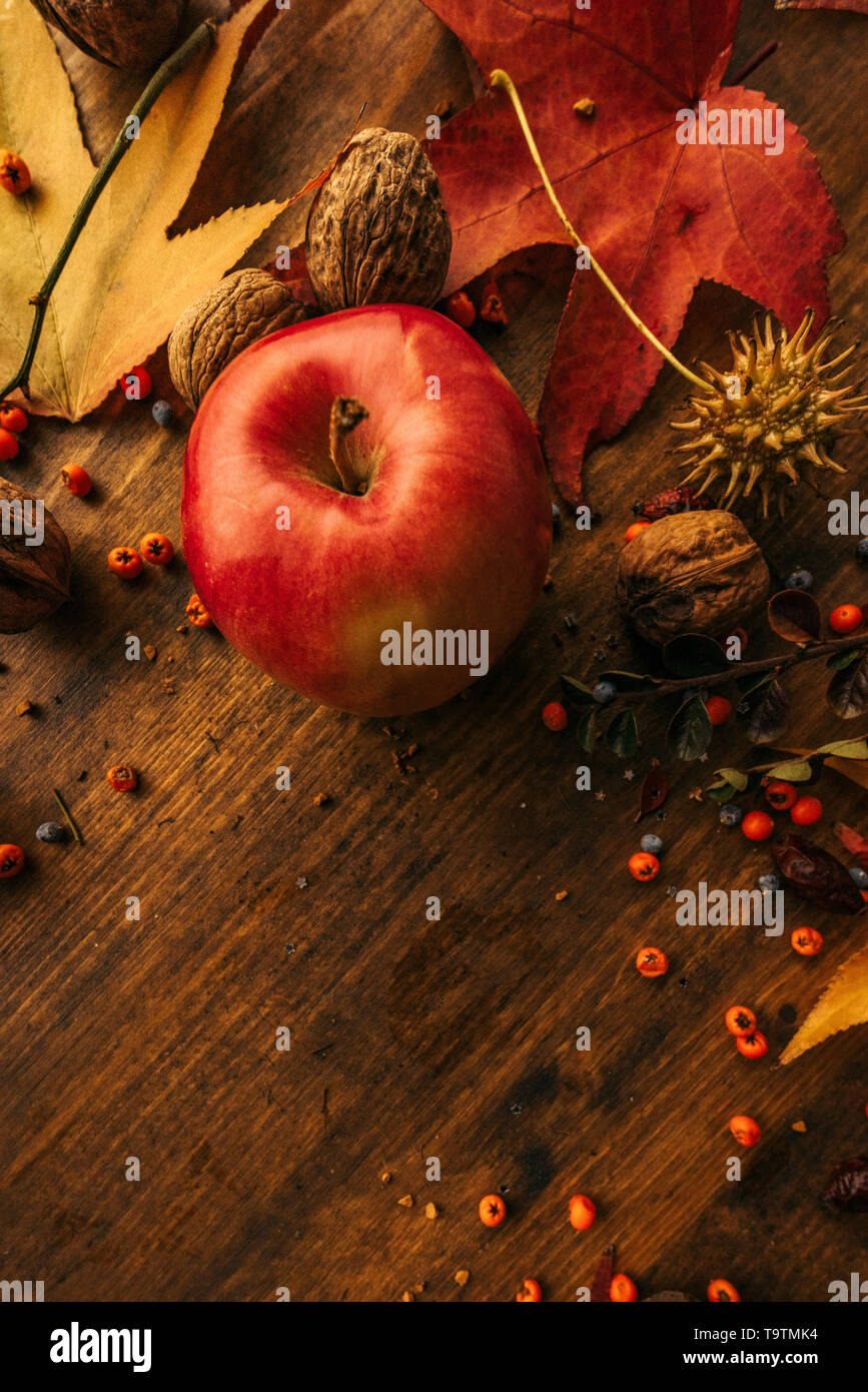 Autunno frutta, bacche e foglie su sfondo di legno. Flat Top laici vista con copia spazio. Foto Stock