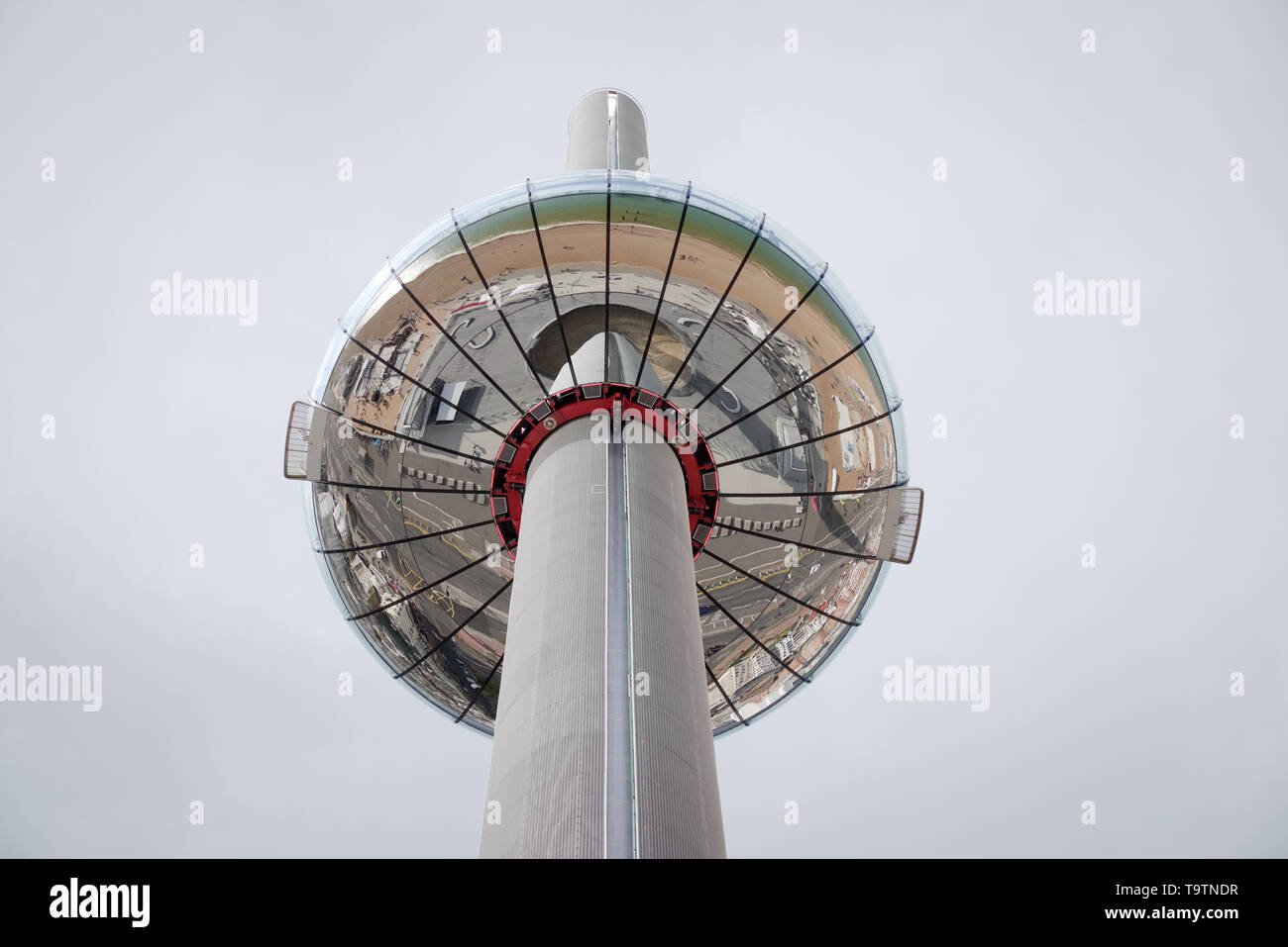 British Airways i360 torre in Brighton visto dal di sotto - East Sussex, Regno Unito Foto Stock