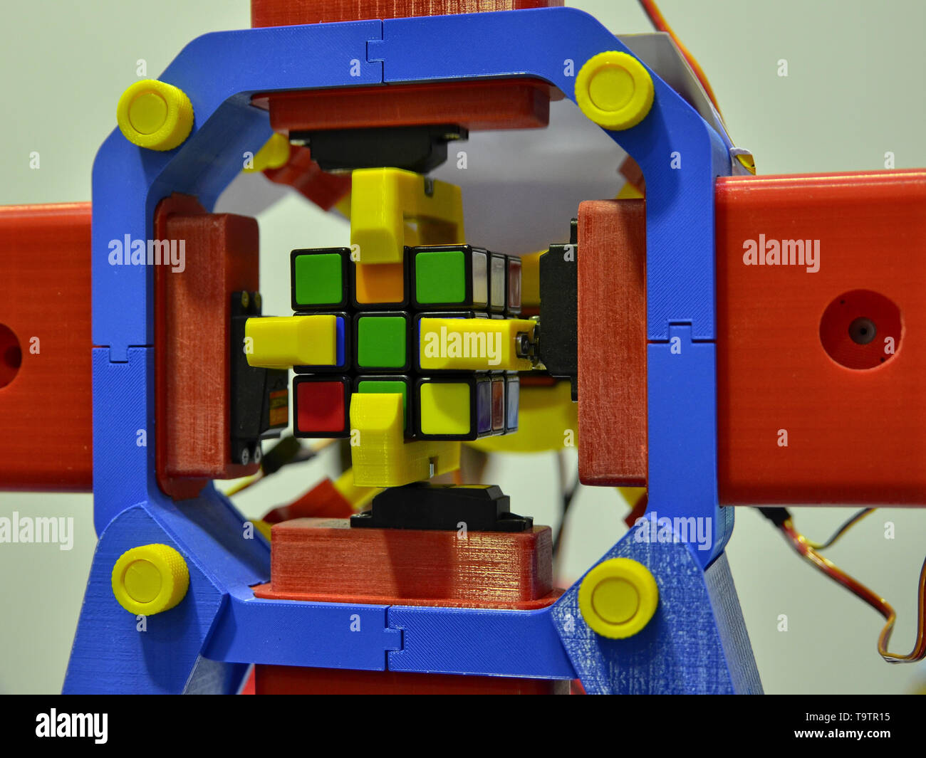 Torino Piemonte, Italia. Il 3 giugno 2018. Al Fablab di Torino una demo con  un robot che è in grado di manipolare e risolvere il cubo di Rubik Foto  stock - Alamy