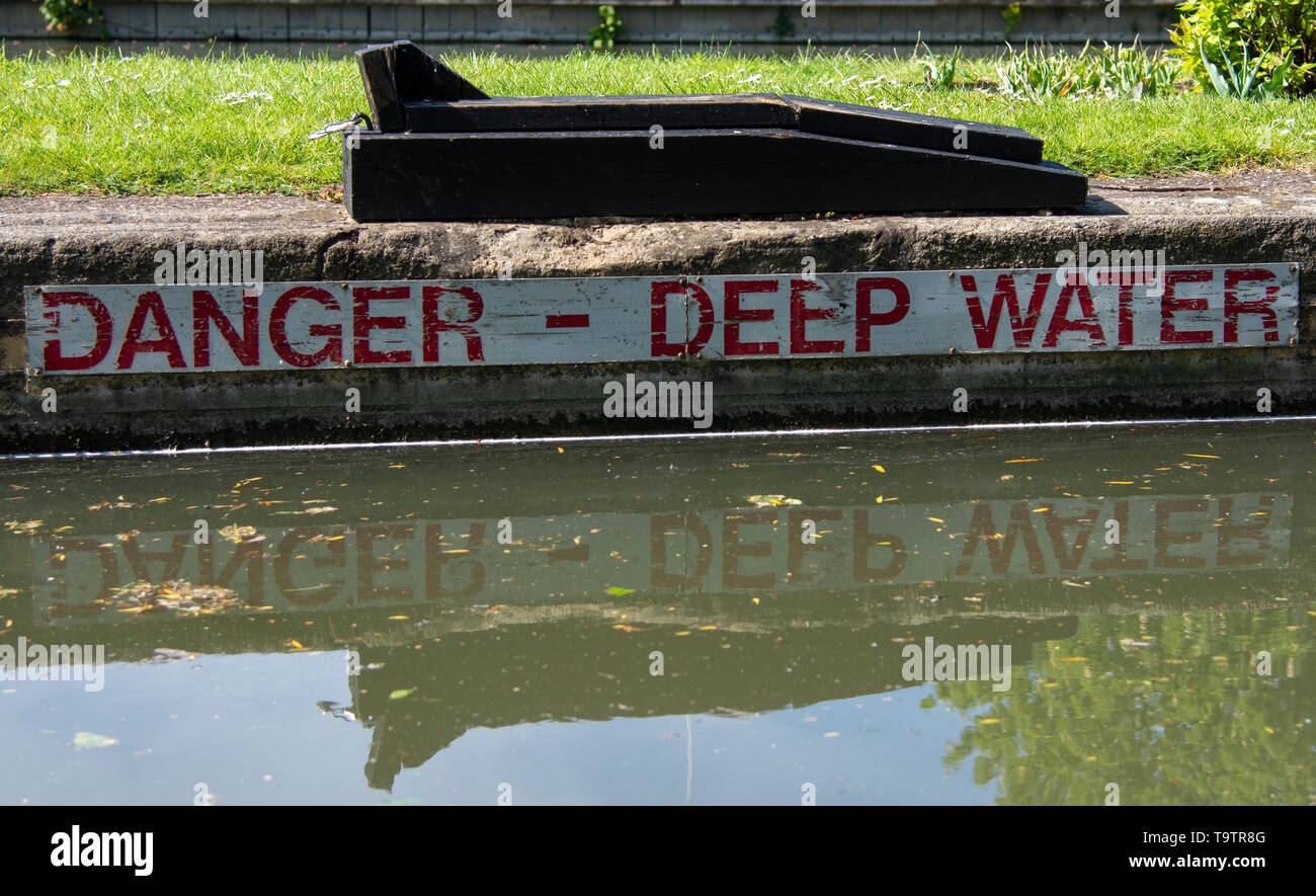 Pericolo in acqua profonda segno, serratura sul fiume Cam, Cambridge Foto Stock