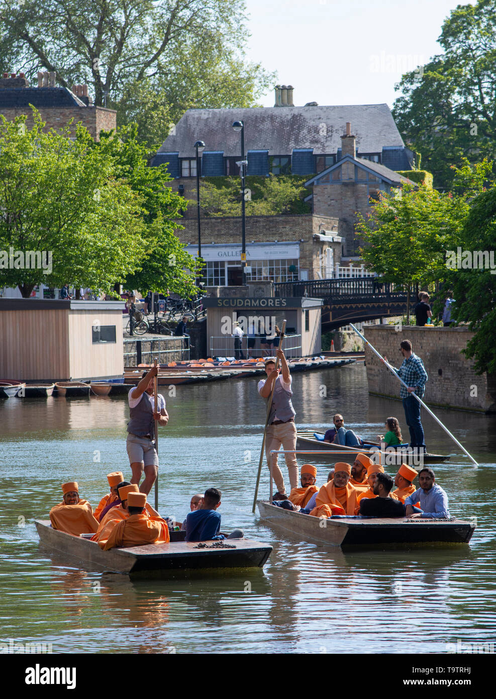 Swaminarayan Hindu monaci punting sul fiume Cam, Cambridge Foto Stock