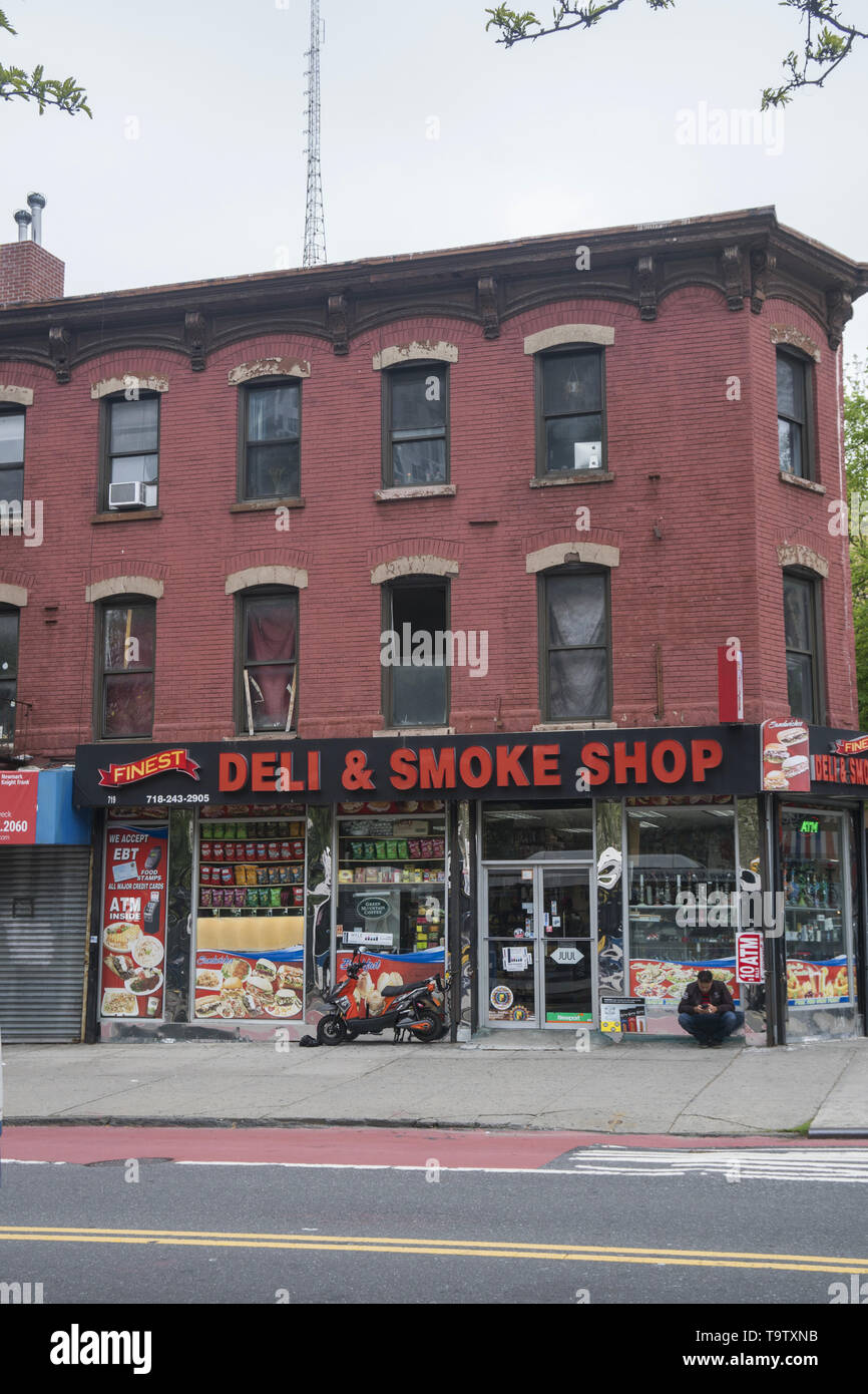 Deli e negozio di fumo nel vecchio edificio di Brooklyn in Fort quartiere verde di Brooklyn, New York. Foto Stock