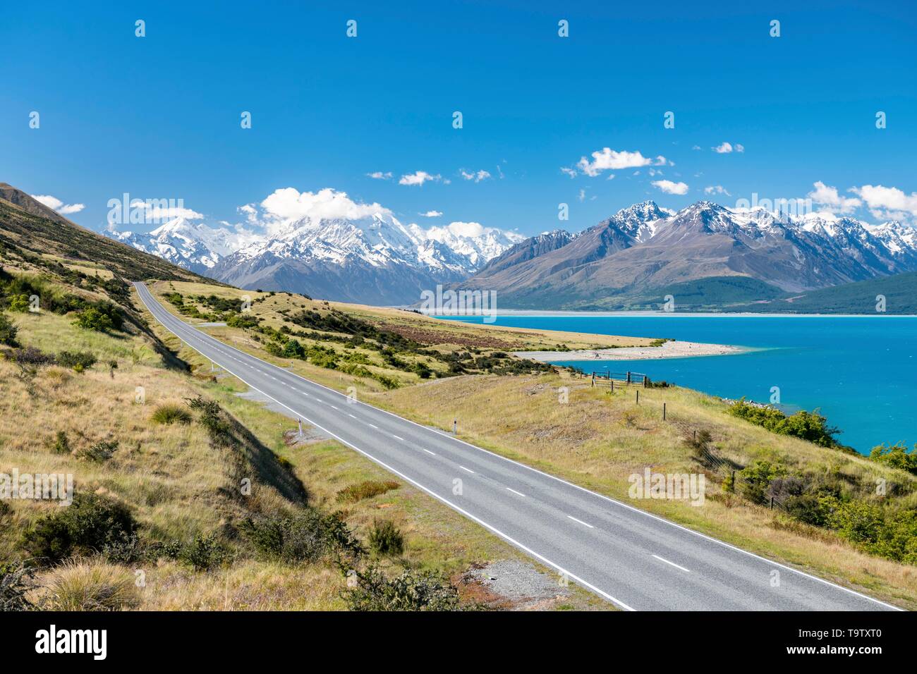 Strada lungo il Lago Pukaki, Mount Cook, Alpi del sud, Canterbury, Isola del Sud, Nuova Zelanda Foto Stock