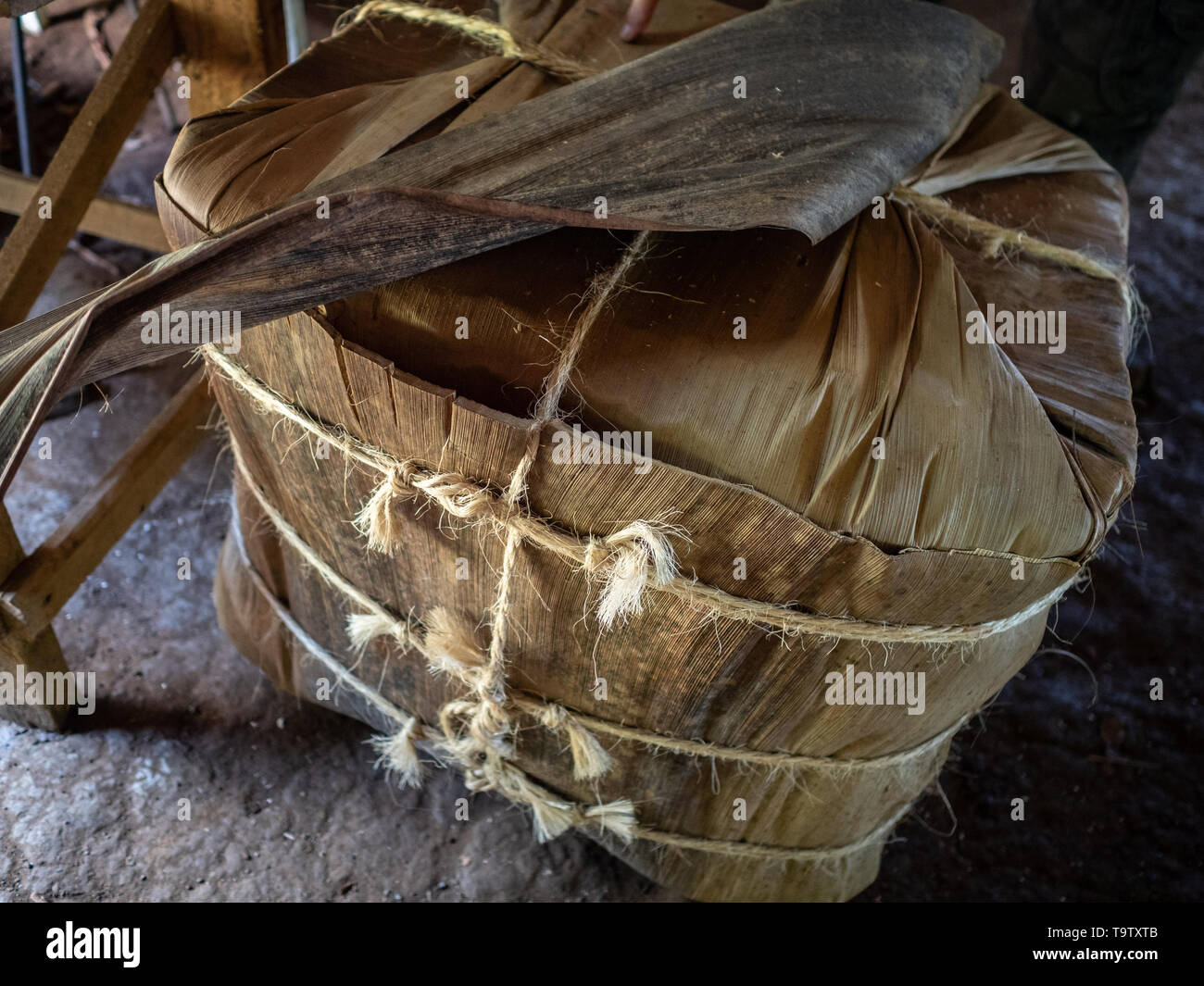 Vinales paese di tabacco, un blocco di foglie di tabacco avvolto con stringa pronti per essere spediti Foto Stock