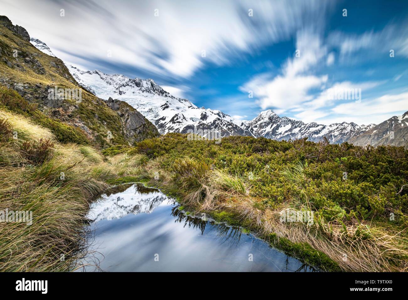 Le montagne si riflette nel piccolo lago di montagna, Sealy Tarns, Mount Cook sul retro, parco nazionale di Mount Cook, Alpi del sud, Canterbury, Isola del Sud Foto Stock