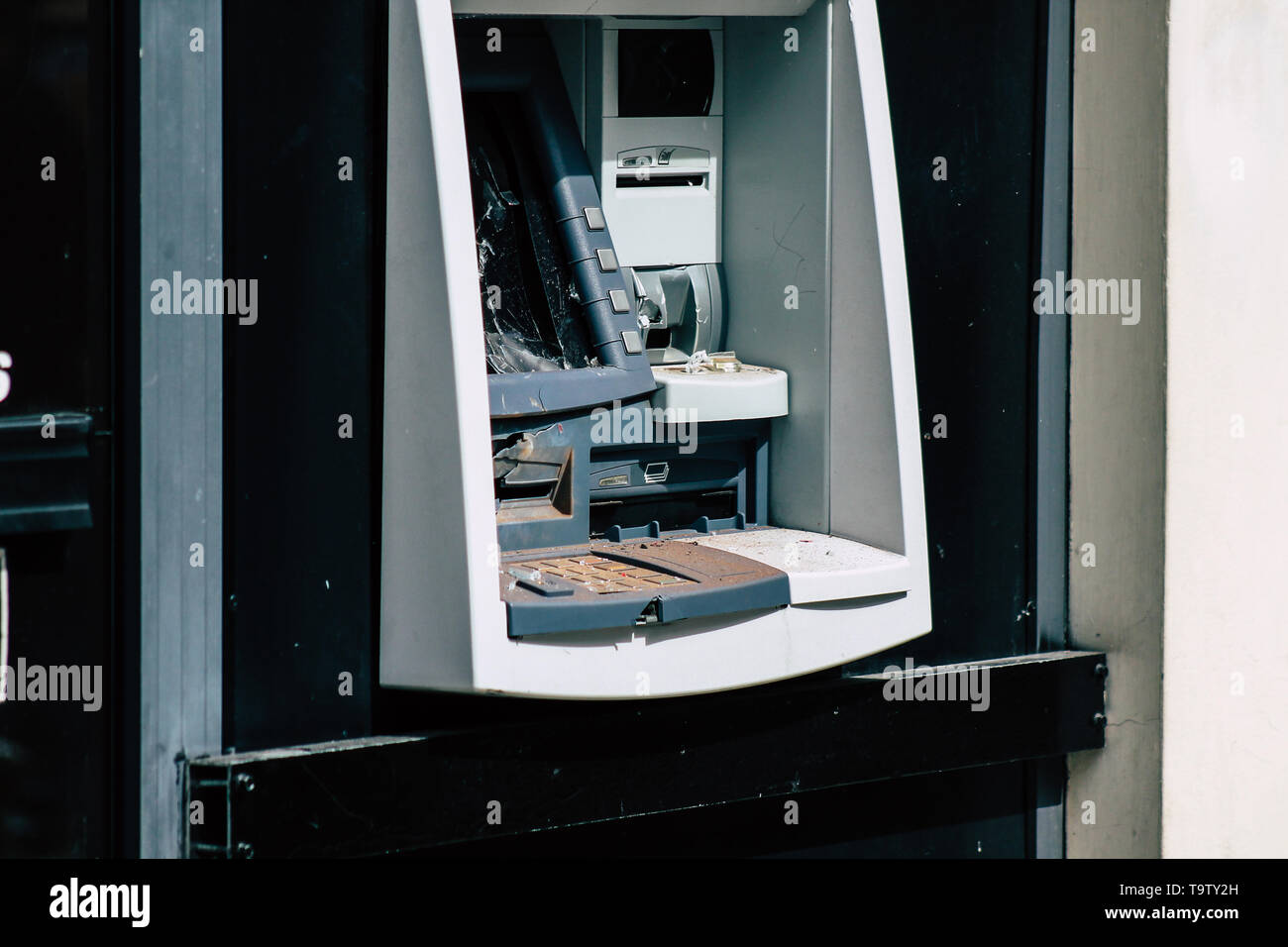 Reims Francia 18 maggio 2019 Vista di ATM ROTTA dai rivoltosi per le strade di Reims durante le proteste delle giacche gialle su sabato pomeriggio Foto Stock