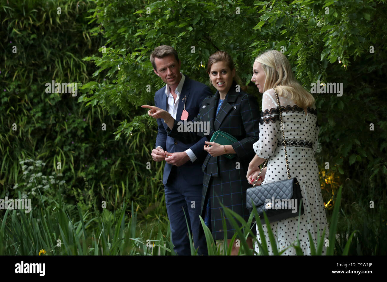 La principessa Beatrice di York con il suo amico Alice Naylor-Leyland parlare con giardino designer Andrew Duff nel Savills David Porto Giardino durante la loro visita alla RHS Chelsea Flower Show presso il Royal Hospital Chelsea, Londra. Foto Stock