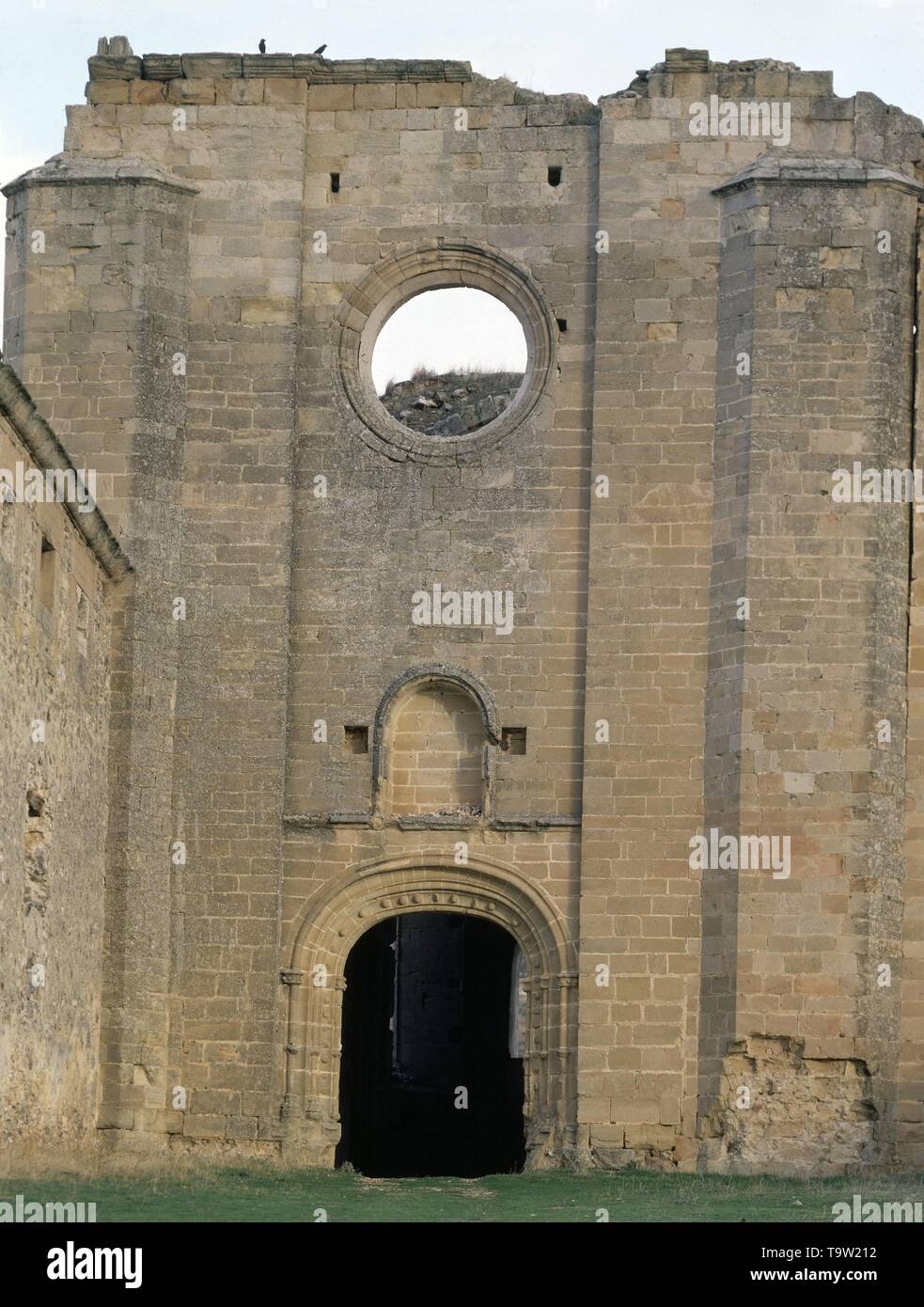 FACHADA DE LA IGLESIA DEL MONASTERIO DE MONSALUD - PORTADA DEL SIGLO XV CON ARCO REBAJADO Y DECORACION DE BOLAS. Posizione: Monasterio de MONSALUD. CORCOLES. Spagna. Foto Stock