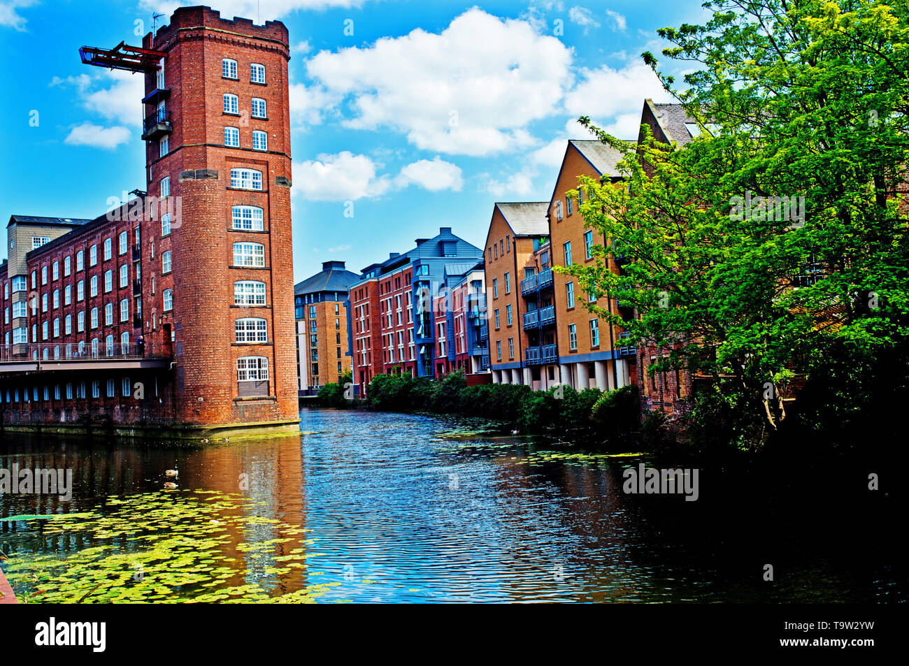 Fiume Foss e vecchio magazzino, Foss Isola, York, Inghilterra Foto Stock