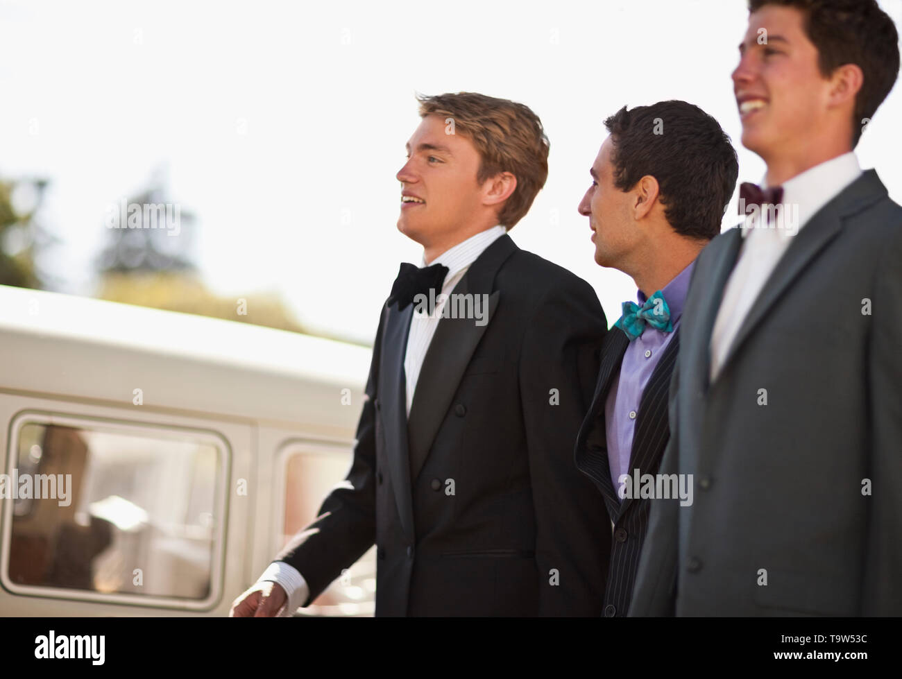 Tre ragazzi adolescenti a piedi in giacca e cravatta e bow-cravatte, sul  modo di prom Foto stock - Alamy