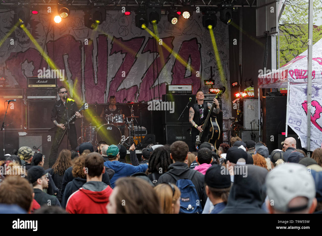 Quebec, Canada. Canadian Psychobilly punk band, la grondaia demoni esibirsi dal vivo sul palco durante il Pouzza Fest di Montreal. Foto Stock