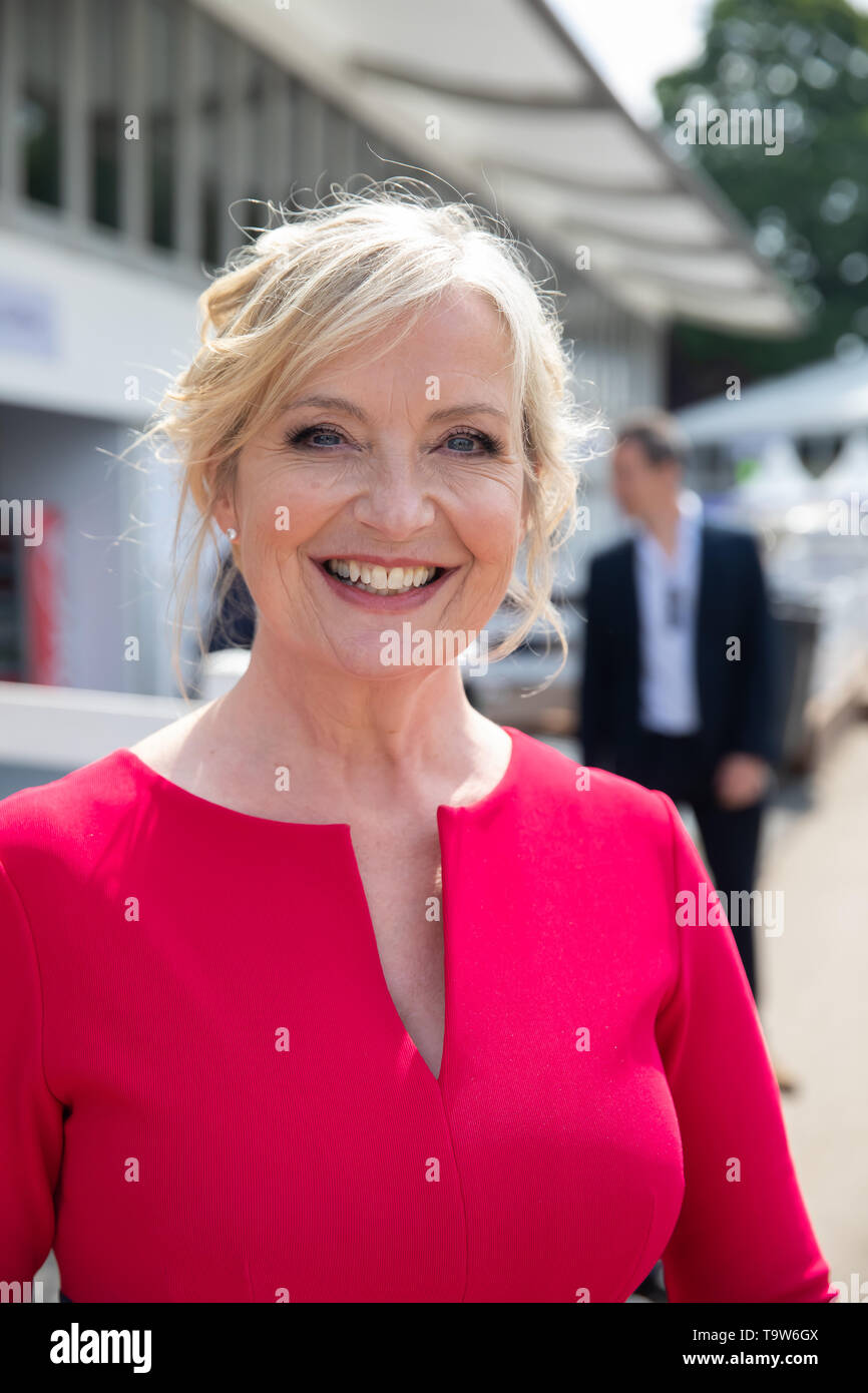 Londra, Regno Unito. Il 20 maggio 2019. Carol Kirkwood, BBC Meteo presenter frequentare RHS Chelsea Flower Show premere il giorno che si svolge prima che si apre ufficialmente domani fino a sabato 25 maggio. Il rinomato in tutto il mondo flower show è un affascinante e divertente e un giorno educativa che è frequentato da molte celebrità. Ci sono molti giardini, composizioni floreali, Marquee tutti insieme nella gloriosa motivi del Royal Hospital Chelsea. Credito: Keith Larby/Alamy Live News Foto Stock