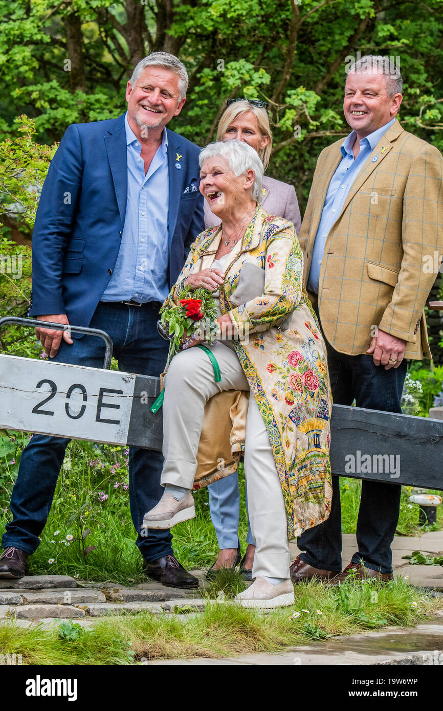Londra, Regno Unito. Il 20 maggio 2019. Dame Judi Dench è mostrato il benvenuto a Yorkshire Garde progettato da Mark Gregory, costruito da rilievi Consultants Ltd - anteprima stampa giornata al RHS Chelsea Flower Show. Credito: Guy Bell/Alamy Live News Foto Stock