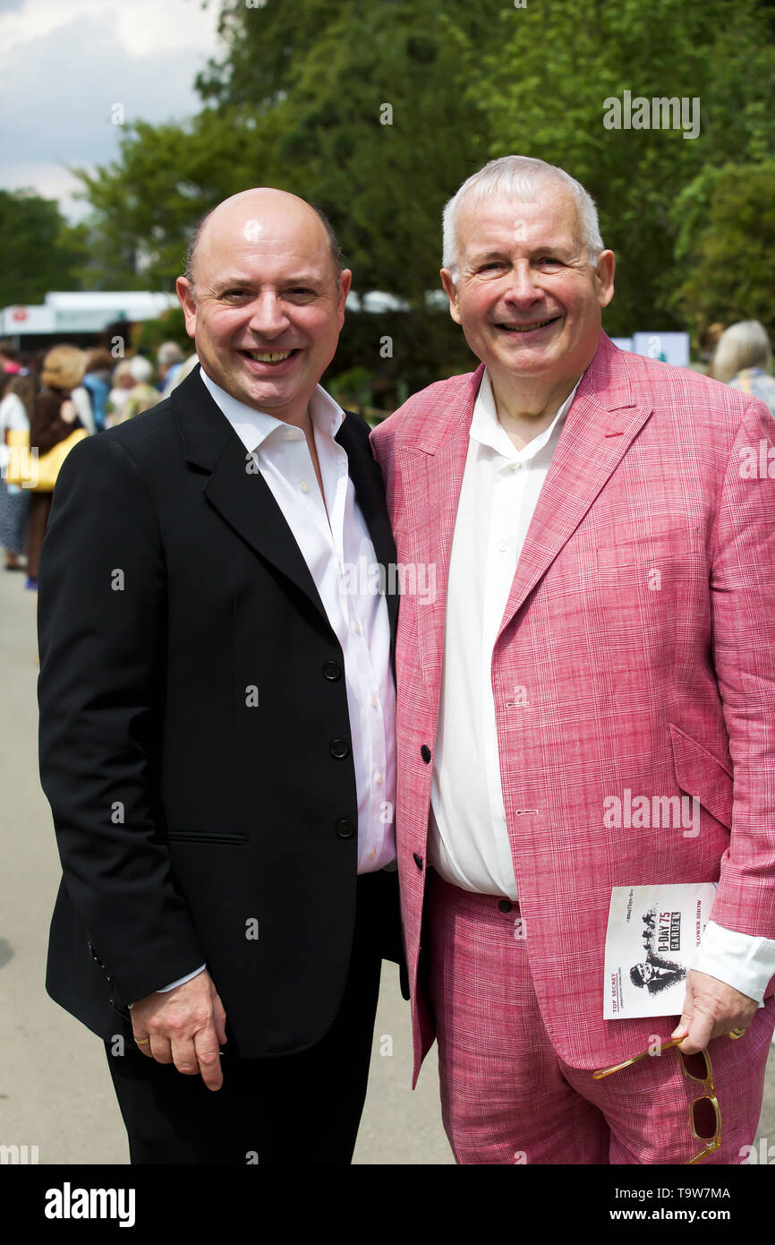 Londra, Regno Unito. Il 20 Maggio 2019.Christopher Biggins con Neil Sinclar frequentare RHS Chelsea Flower Show premere il giorno che si svolge prima che si apre ufficialmente domani fino a sabato 25 maggio. Il rinomato in tutto il mondo flower show è un affascinante e divertente e un giorno educativa che è frequentato da molte celebrità. Ci sono molti giardini, composizioni floreali, Marquee tutti insieme nella gloriosa motivi del Royal Hospital Chelsea. Credito: Keith Larby/Alamy Live News Foto Stock