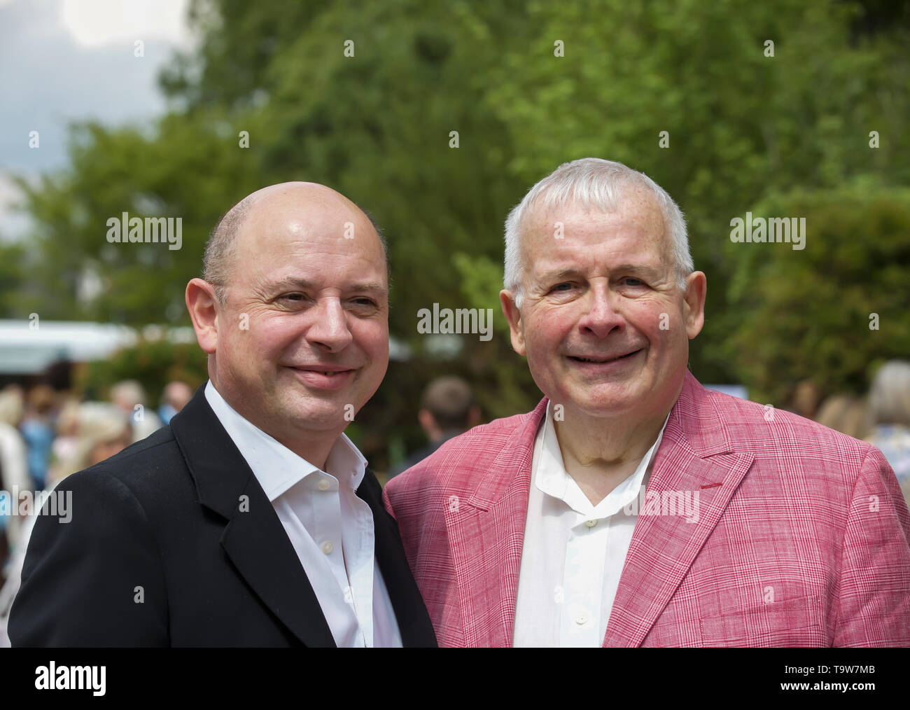 Londra, Regno Unito. Il 20 Maggio 2019.Christopher Biggins con Neil Sinclar frequentare RHS Chelsea Flower Show premere il giorno che si svolge prima che si apre ufficialmente domani fino a sabato 25 maggio. Il rinomato in tutto il mondo flower show è un affascinante e divertente e un giorno educativa che è frequentato da molte celebrità. Ci sono molti giardini, composizioni floreali, Marquee tutti insieme nella gloriosa motivi del Royal Hospital Chelsea. Credito: Keith Larby/Alamy Live News Foto Stock