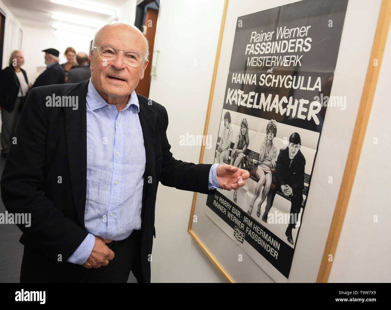 20 maggio 2019, Assia, Frankfurt/Main: Volker Schlöndorff, regista sta di fronte ad un film poster di un film di Rainer Werner Fassbinder in apertura di Fassbinder Centro del DFF - Deutsches Filminstitut und Filmmuseum. Foto: Arne Dedert/dpa Foto Stock