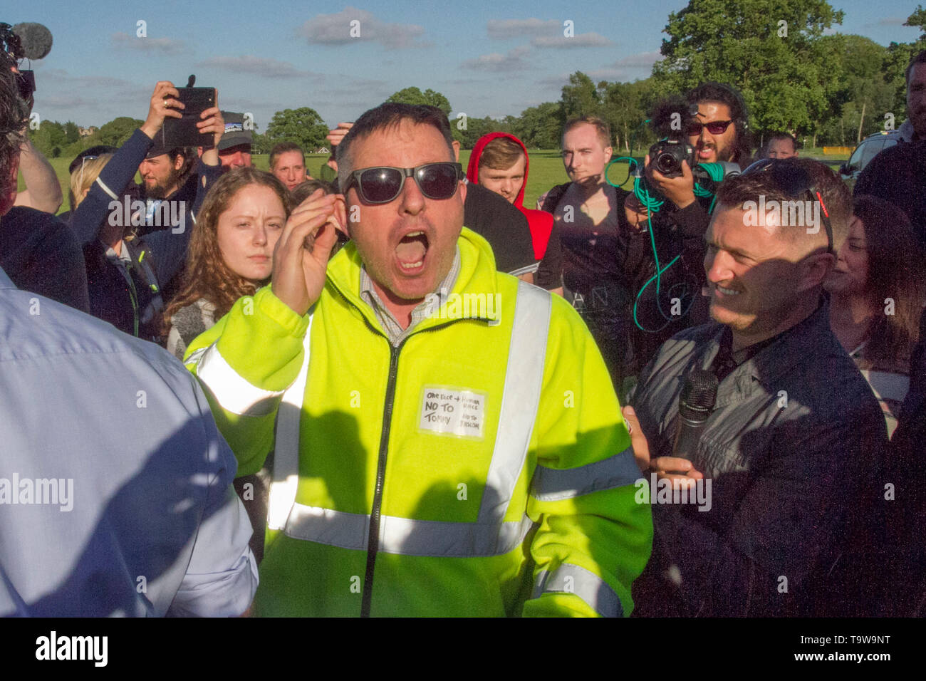 Preston, Lancashire. Il 20 maggio 2019. Tommy Robinson aka Stephen Yaxley Lennon, ex leader EDL, attivista politico, autore visite città. Centinaia di sostenitori frequentare Ashton Park durante Tommy Robinson per la campagna di visita a Preston. Tafferugli si rompono dopo un mattone è gettato a la campagna Video Van, e un contatore di dimostrazione sostiene con il candidato prima del suo discorso alla folla riunita. Preston tira la più grande folla nel nord ovest per Tommy Robinson's rally prima delle elezioni europee. Credito; Credito: MediaWorldImages/Alamy Live News Foto Stock