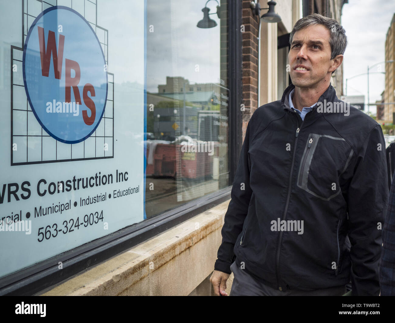 Davenport, Iowa, USA. Il 20 maggio 2019. BETO O'Rourke passeggiate passato in un invaso business nel centro cittadino di Davenport. O'Rourke, acceso per essere il 2020 candidato democratico per la Presidenza ci ha reso il cambiamento climatico una parte centrale della sua campagna. Ha visitato dei danni provocati dalle inondazioni in Davenport lunedì. Il fiume Mississippi allagato attraverso il centro cittadino di Davenport il 30 di aprile e di gran parte del centro cittadino si sta ancora riprendendo dall'alluvione. Credit: Jack Kurtz/ZUMA filo/Alamy Live News Foto Stock