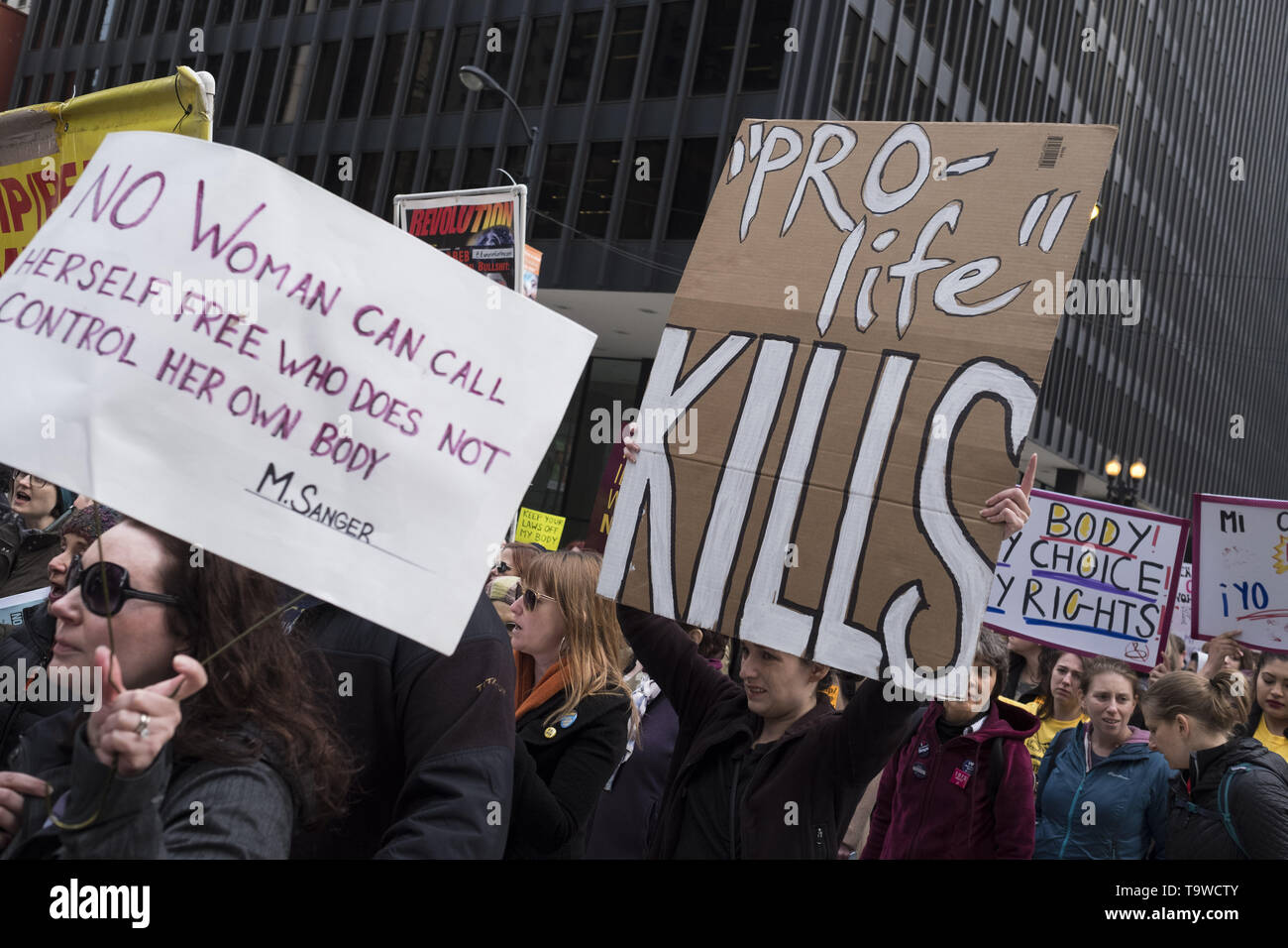 Chicago, IL, Stati Uniti d'America. Il 20 maggio 2019. Le donne e i supporti di raccogliere al Federal Plaza nel centro cittadino di Chicago. Per protestare contro l'anti-legalizzazione dell aborto legislazione che qualche membro stanno spingendo per l. Portando ad una corte suprema lotta sul Roe vs. Wade. Credito: Rick Majewski/ZUMA filo/Alamy Live News Foto Stock