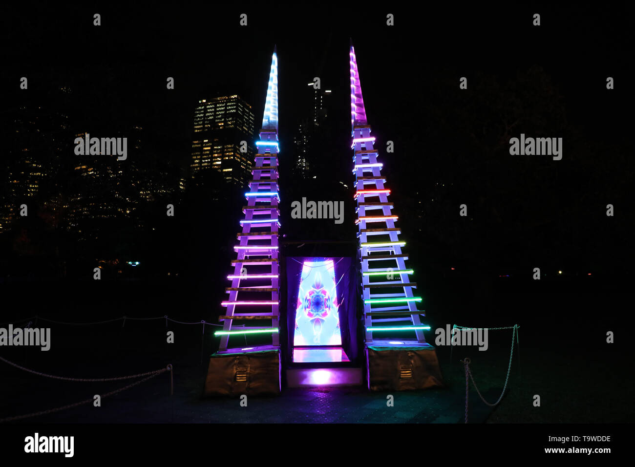 Sydney, Australia. Il 20 maggio 2019. Dal 24 maggio fino al 15 giugno gli accattivanti motivi del Royal Botanic Garden Sydney sarà illuminato da opere che riflettono la luce e la natura quando Vivid Sydney ritorna per il 2019. Entrando attraverso la Regina Elisabetta II per cancelli, i visitatori possono esplorare 15 ipnotizzante, giocoso e installazioni informativo. Nella foto: la luce Teleporta - Stand prima di uno dei due gateway e di essere trasportati in un luogo dove la comunicazione è a carico di luce e di movimento. Wave un braccio, sollevare una gamba o girare la testa e rivelare antichi simboli criptici. Credito: Richard Milnes/Alam Foto Stock