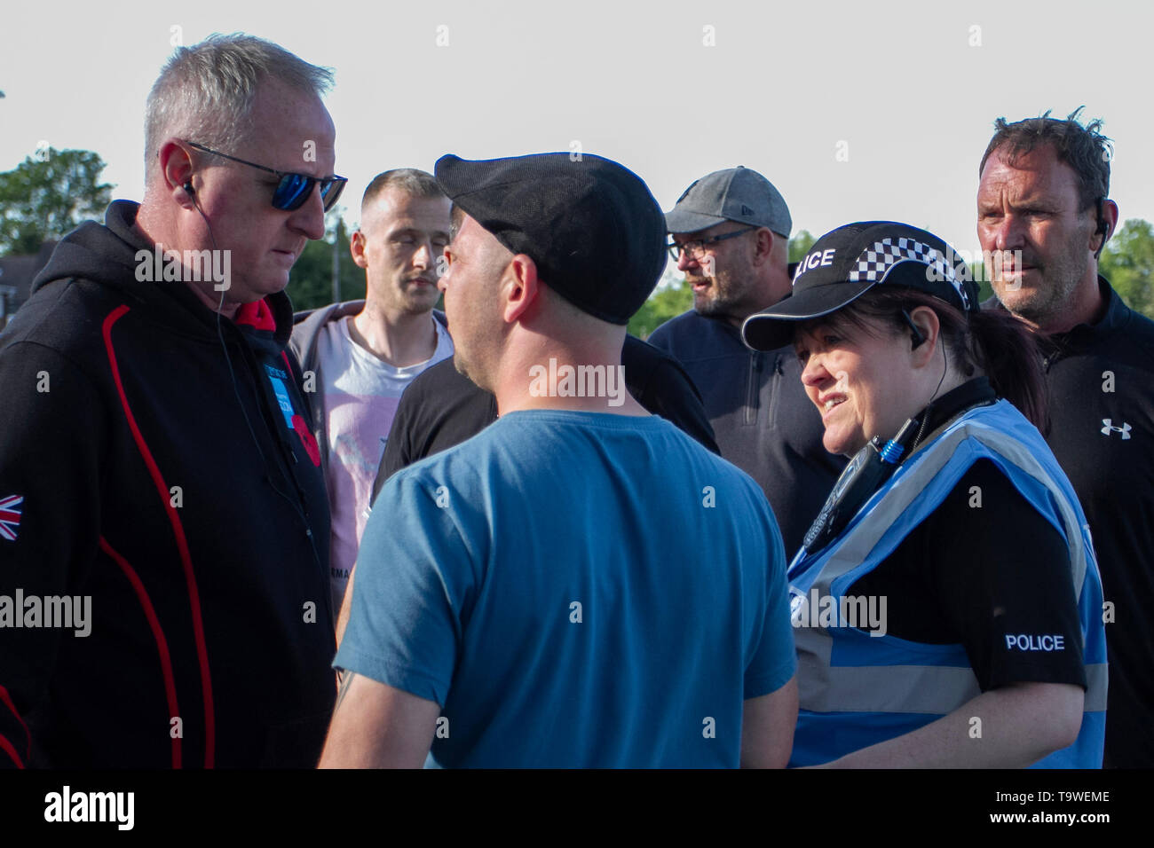 Preston, Lancashire. Il 20 maggio 2019. Tommy Robinson aka Stephen Yaxley Lennon, ex leader EDL, attivista politico, autore visite città. Centinaia di sostenitori frequentare Ashton Park durante Tommy Robinson per la campagna di visita a Preston. Tafferugli si rompono dopo un mattone è gettato a la campagna Video Van, e un contatore di dimostrazione sostiene con il candidato prima del suo discorso alla folla riunita. Preston trae il più grande folla nel nord ovest per Tommy Robinson's rally prima delle elezioni europee. Credito; Credito: MediaWorldImages/Alamy Live News Foto Stock