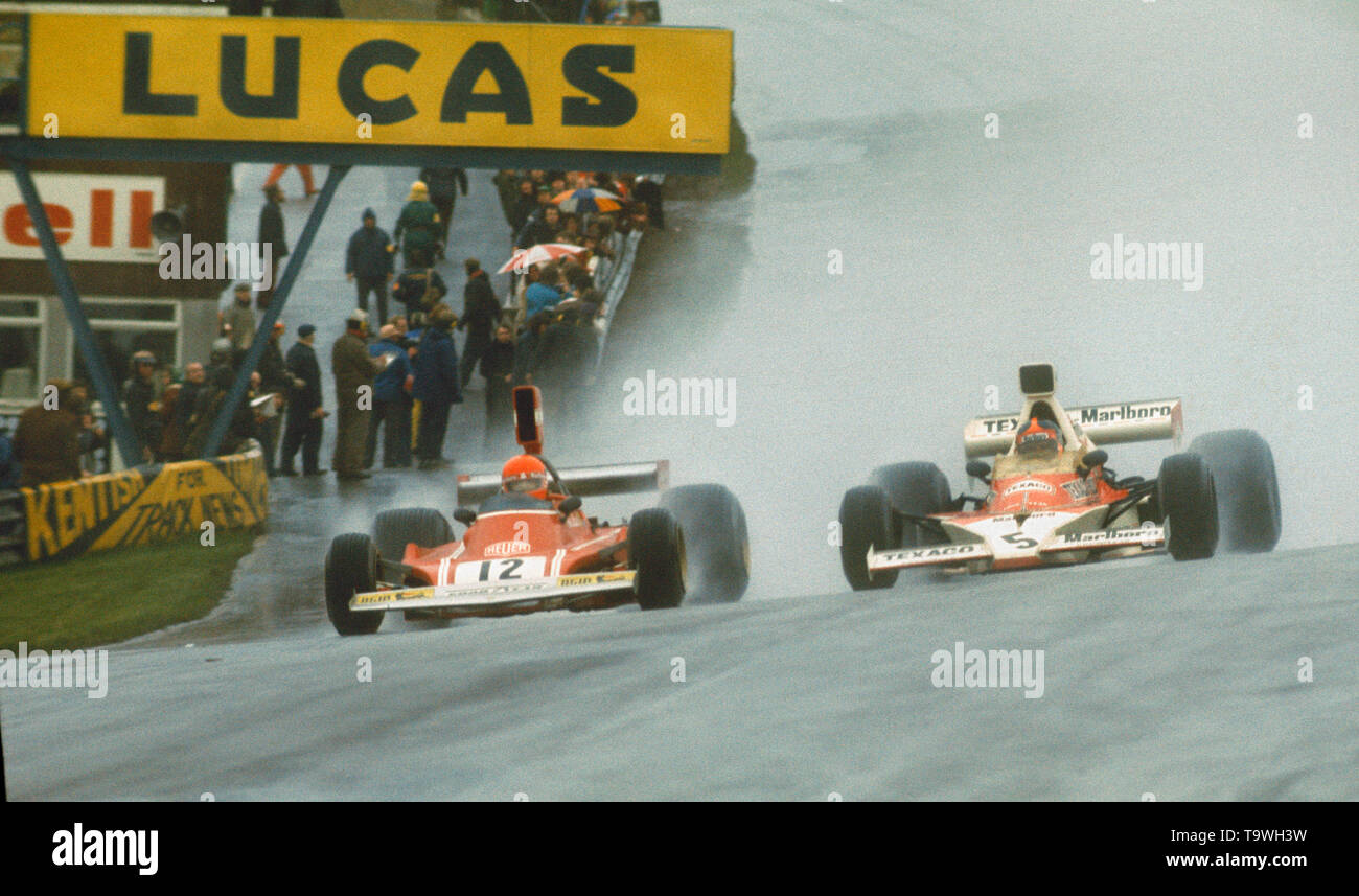Motorsports/Formula 1: 1974 del Campionato del Mondo di Emerson Fittipaldi  (McLaren-Ford) e Niki Lauda (Ferrari) in stretta-gara durante il bagnato 1974  Race of Champions a Brands Hatch | Utilizzo di tutto il