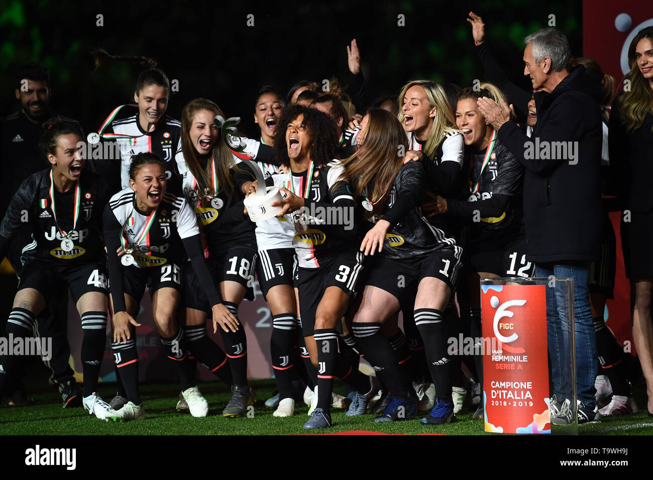 La gioia finale di gruppo con il trofeo (Juventus donne) durante l'italiano 'Serie A' match tra Juventus 1-1 Atalanta presso lo stadio Allianz il 19 maggio 2019 a Torino, Italia. (Foto di Maurizio Borsari/AFLO) Foto Stock