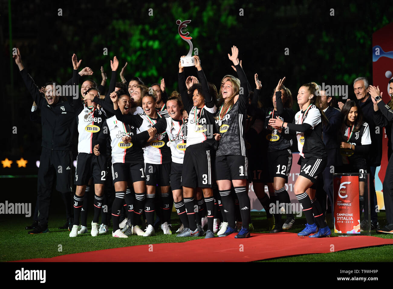 La gioia finale di gruppo con il trofeo (Juventus donne) durante l'italiano 'Serie A' match tra Juventus 1-1 Atalanta presso lo stadio Allianz il 19 maggio 2019 a Torino, Italia. (Foto di Maurizio Borsari/AFLO) Foto Stock