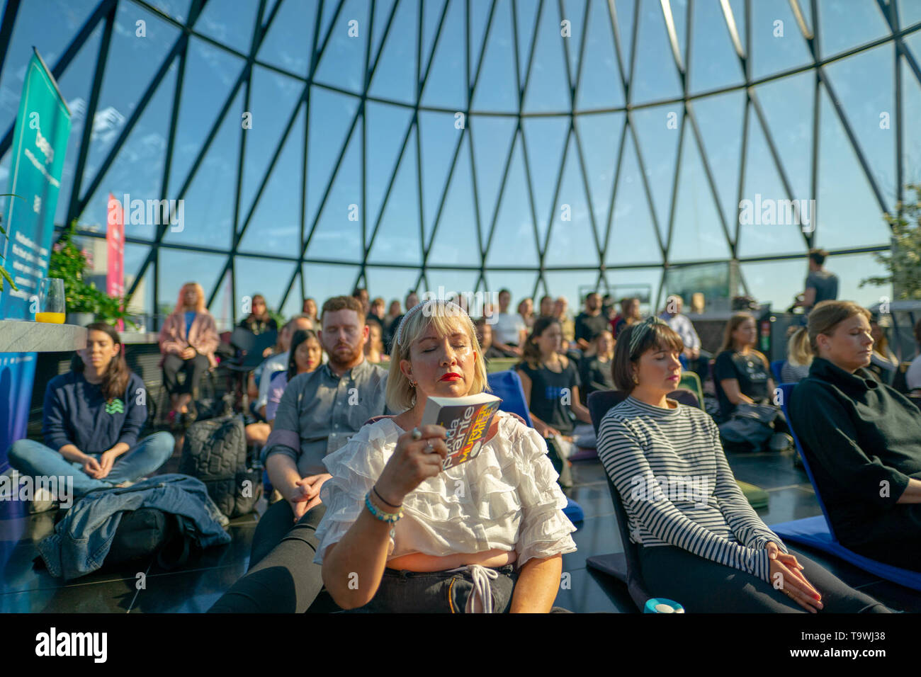 Londra, Regno Unito. 21 Maggio, 2019. La Meditazione Beeja gruppo ospitando una meditazione guidata sessione in Searcys bar in cima all'Gerkin blocco uffici a Londra per contrassegnare il mondo meditazione giorno. Foto Data: martedì 21 maggio, 2019. Foto: Roger Garfield/Alamy Credito: Roger Garfield/Alamy Live News Foto Stock