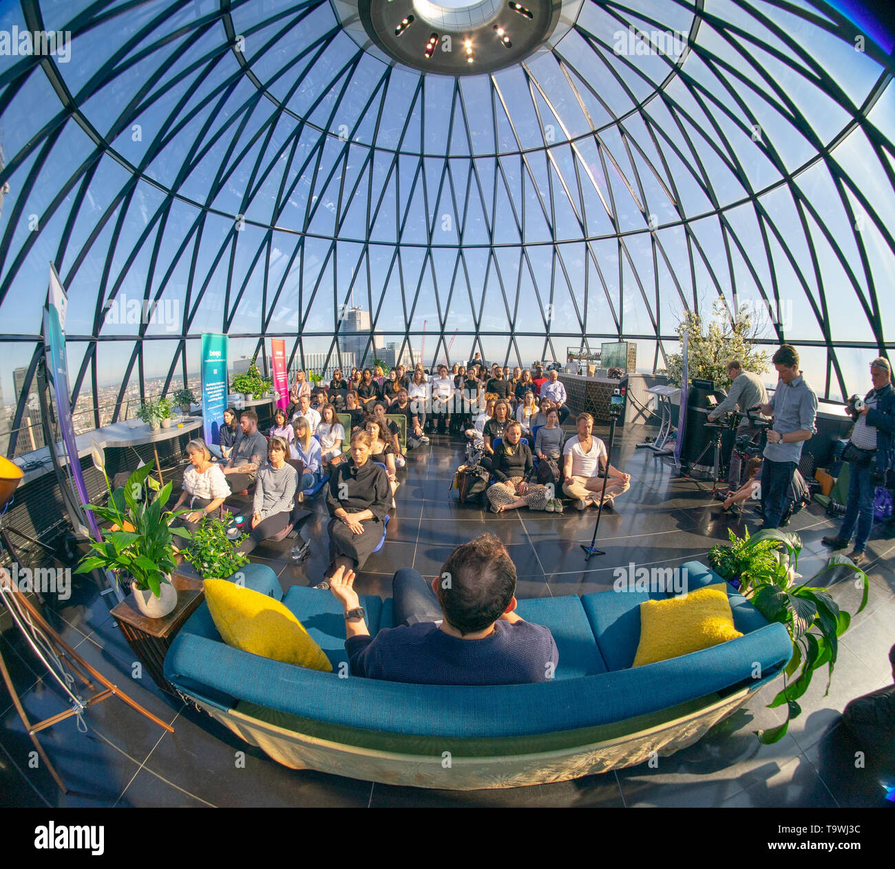 Londra, Regno Unito. 21 Maggio, 2019. La Meditazione Beeja gruppo ospitando una meditazione guidata sessione in Searcys bar in cima all'Gerkin blocco uffici a Londra per contrassegnare il mondo meditazione giorno. Foto Data: martedì 21 maggio, 2019. Foto: Roger Garfield/Alamy Credito: Roger Garfield/Alamy Live News Foto Stock