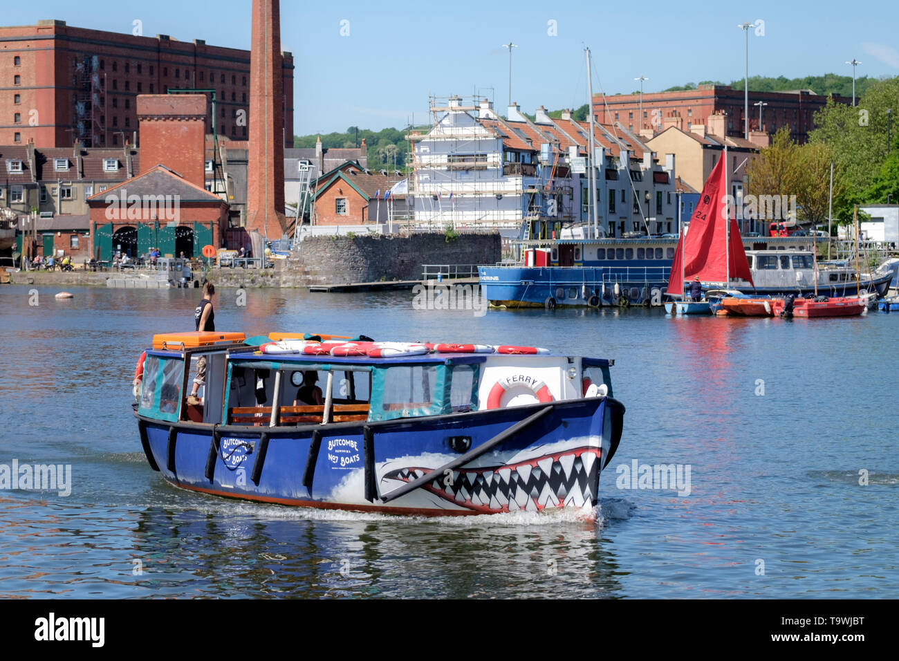 Bristol Harbourside, Bristol, Regno Unito. 21 maggio 2019 calda mattina di sole a Bristol. Un sacco di persone cachondeo in barche nel porto. Credito: Signor Standfast/Alamy Live News Foto Stock