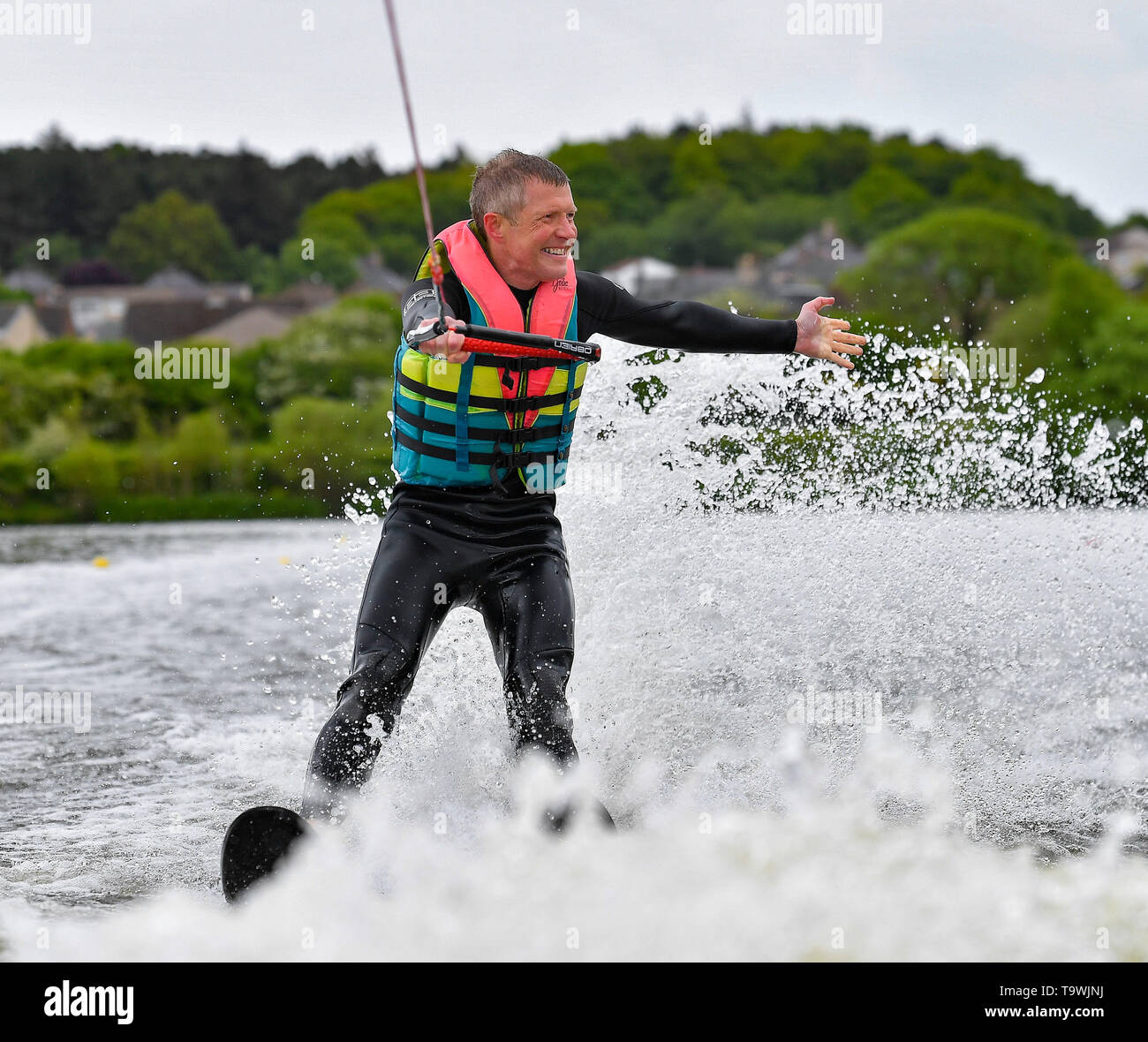 Dunfermline, Scotland, Regno Unito. 21 Maggio 2019.Lib scozzese leader Dem Willie Rennie prende all'acqua come parte del partito della campagna elettorale europea. Credito: Dave Johnston/Alamy Live News Foto Stock