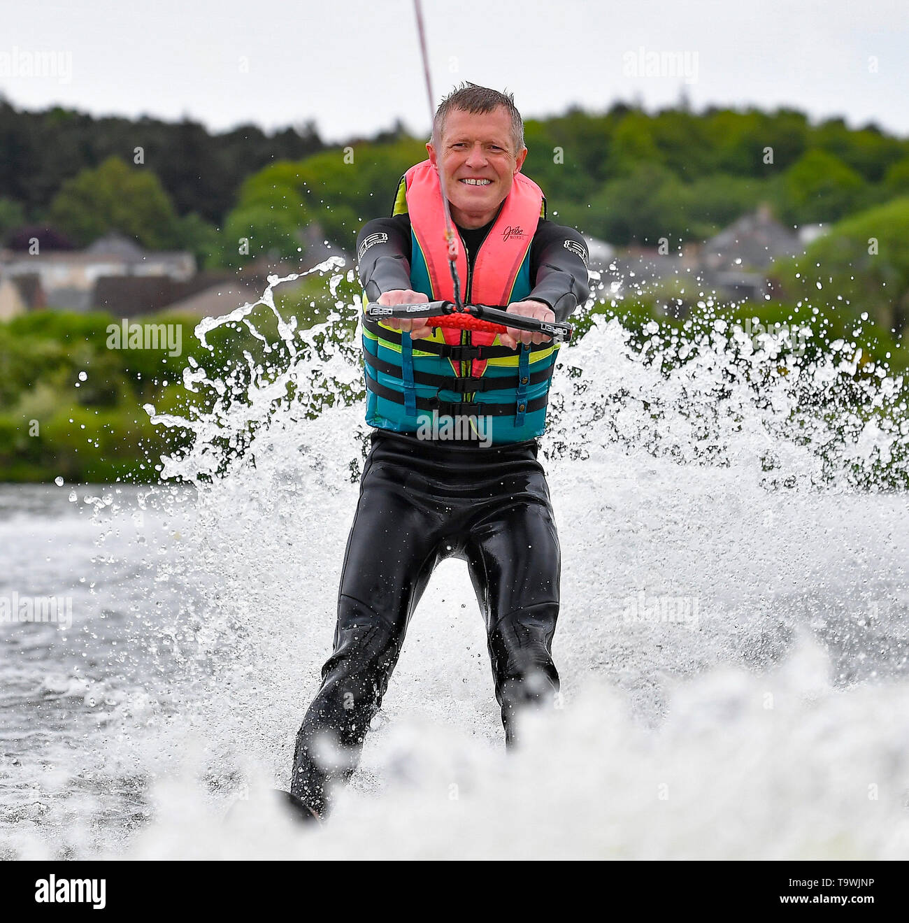 Dunfermline, Scotland, Regno Unito. 21 Maggio 2019.Lib scozzese leader Dem Willie Rennie prende all'acqua come parte del partito della campagna elettorale europea. Credito: Dave Johnston/Alamy Live News Foto Stock