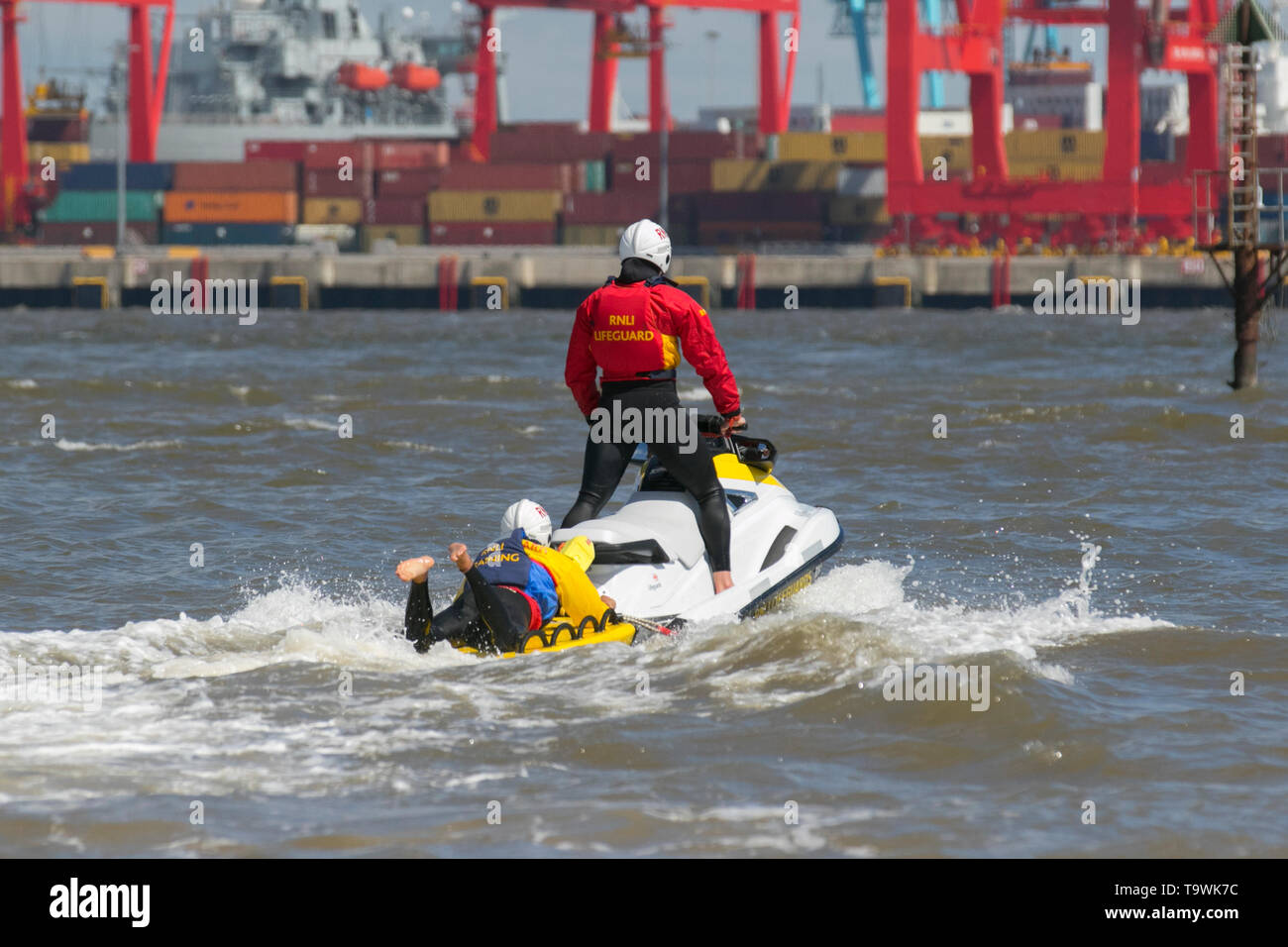 New Brighton, Wallasey. 21 Maggio, 2019. Regno Unito: Meteo luminosa e soleggiata sul wirral Riverside. RNLI Jetski training & rescue sul fiume Mersey utilizzando Yamaha craft. L'esercizio era una simulazione della scialuppa di salvataggio il recupero di un ferito da un alta velocità Jet Ski incidente con la vittima di essere trattati inizialmente sulla scialuppa di salvataggio a galla quindi il trasferimento di assistenza a terra in base ai team. Credito: MediaWorldImages/Alamy Live News Foto Stock