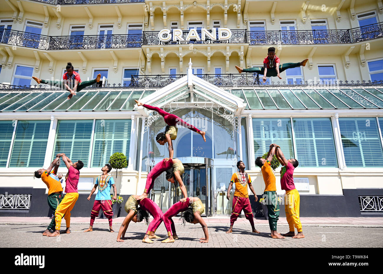 Brighton Regno Unito 21 maggio 2019 - personale e visitatori ha avuto una grossa sorpresa quando acrobati da circo Abissinia arrivati al Grand Hotel Brighton oggi dove sono stare prima di eseguire il loro spettacolo sogni etiope al Brighton Fringe Festival fino agli inizi di giugno . Acrobati e contorsionisti ha di recente pubblicato in Tim Burton film Dumbo . Credito : Simon Dack / Alamy Live News Foto Stock